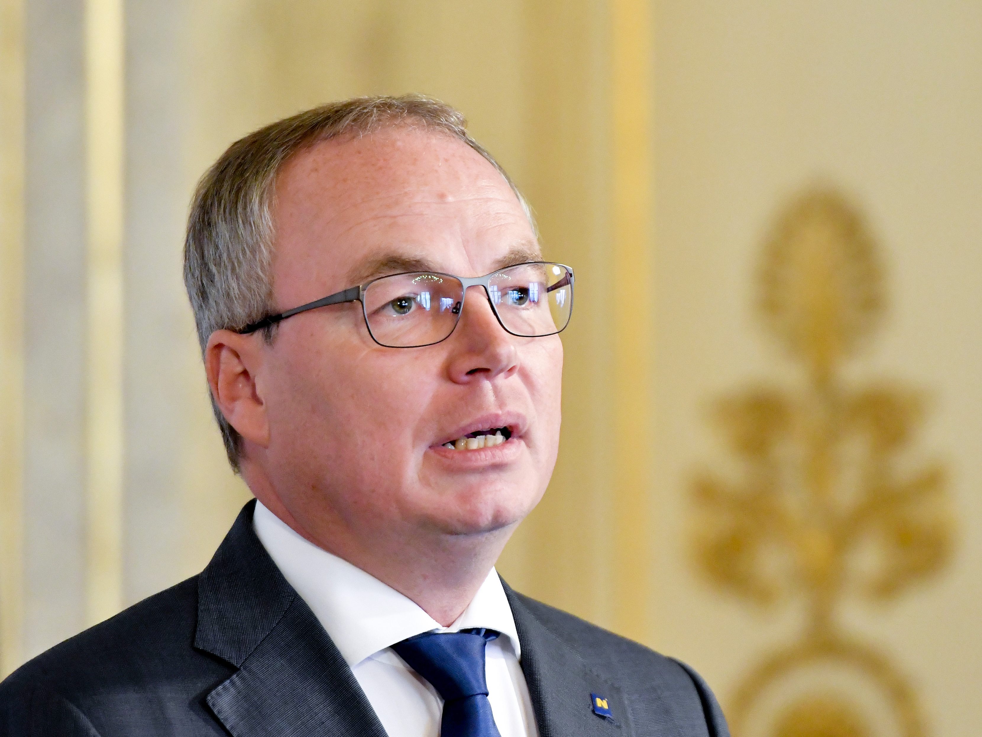 Der niederösterreichische LH-Stellvertreter Stephan Pernkopf (ÖVP) spricht sich für eine "Sperrstunde" für unnötigen Strom- und Lichtverbrauch aus. Der niederösterreichische LH-Stellvertreter Stephan Pernkopf (ÖVP) spricht sich für eine "Sperrstunde" für unnötigen Strom- und Lichtverbrauch aus.