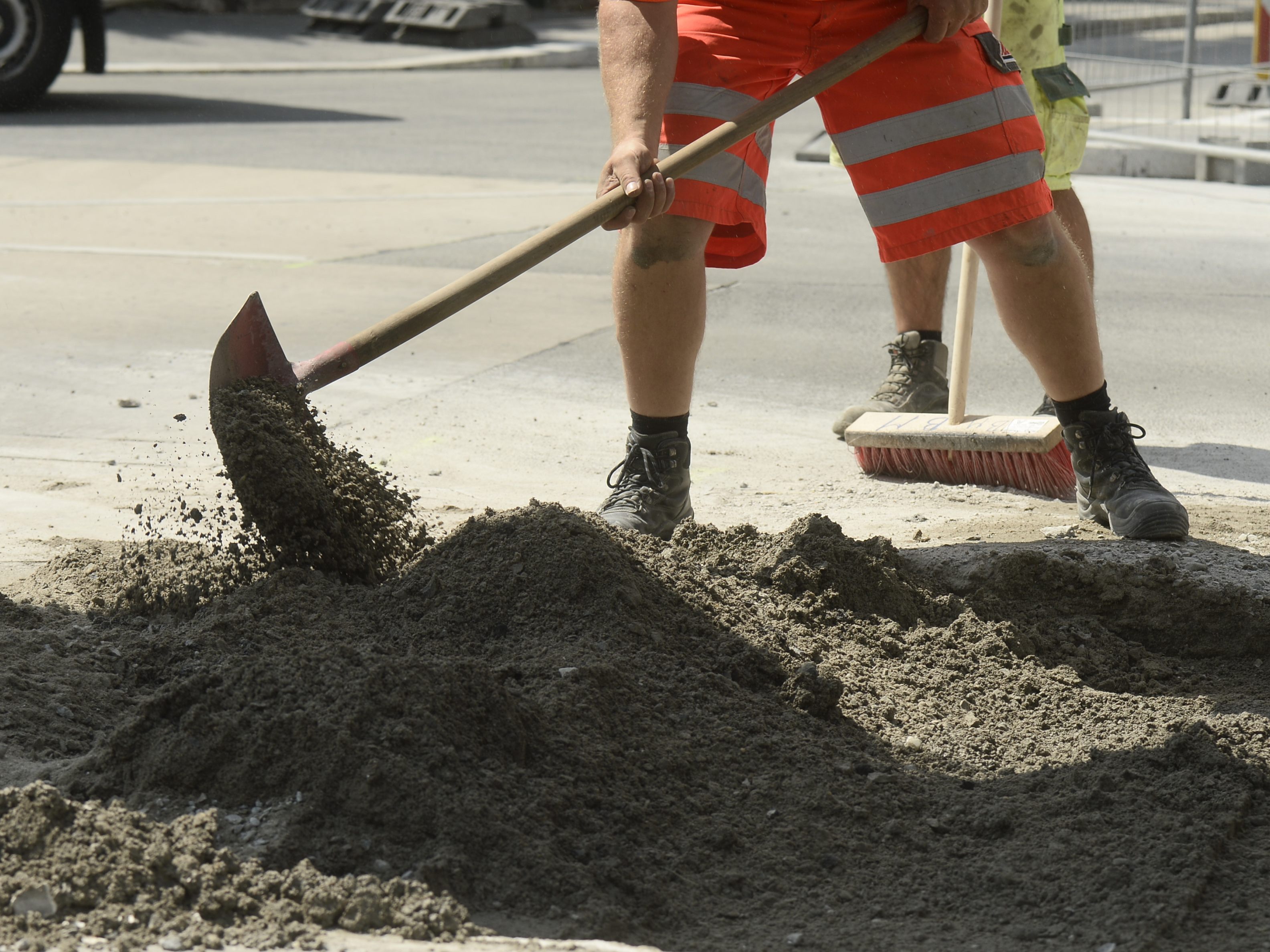 In der Kopalgasse in Wien-Simmering wird am 2. August mit der Fahrbahnsanierung begonnen.