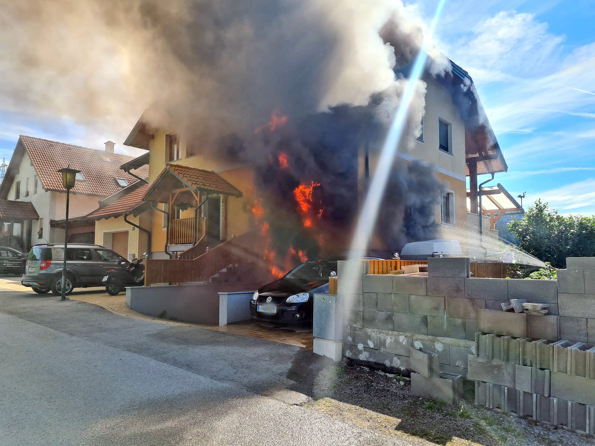 Ein Wohnhausbrand und Treibstoff in Fluss beschäftigte Feuerwehr in NÖ Ein Wohnhausbrand und Treibstoff in Fluss beschäftigte Feuerwehr in NÖ