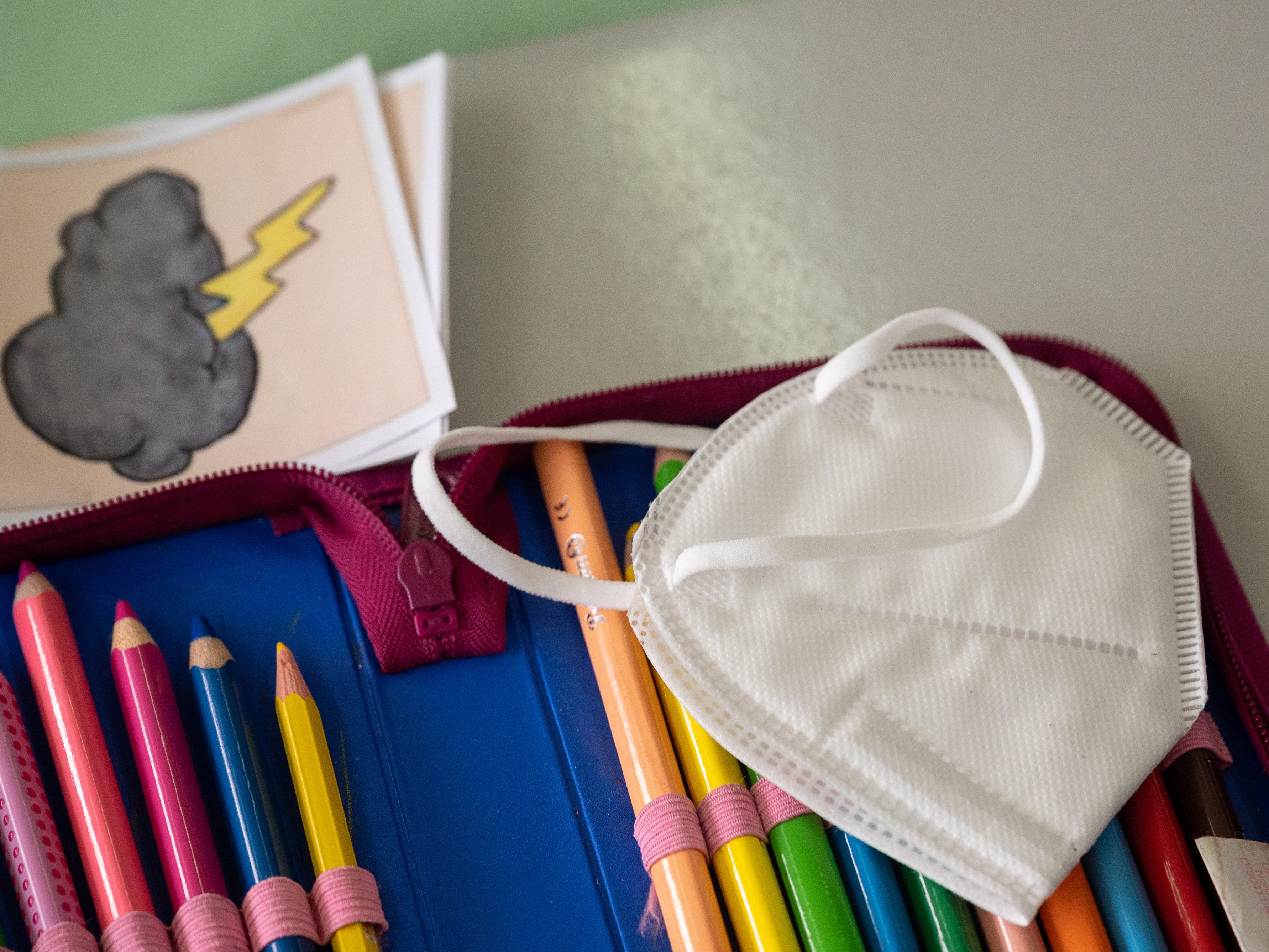 Die Regierung sucht eine Lösung für Eltern mit corona-infizierten Kindern. Die Regierung sucht eine Lösung für Eltern mit corona-infizierten Kindern.