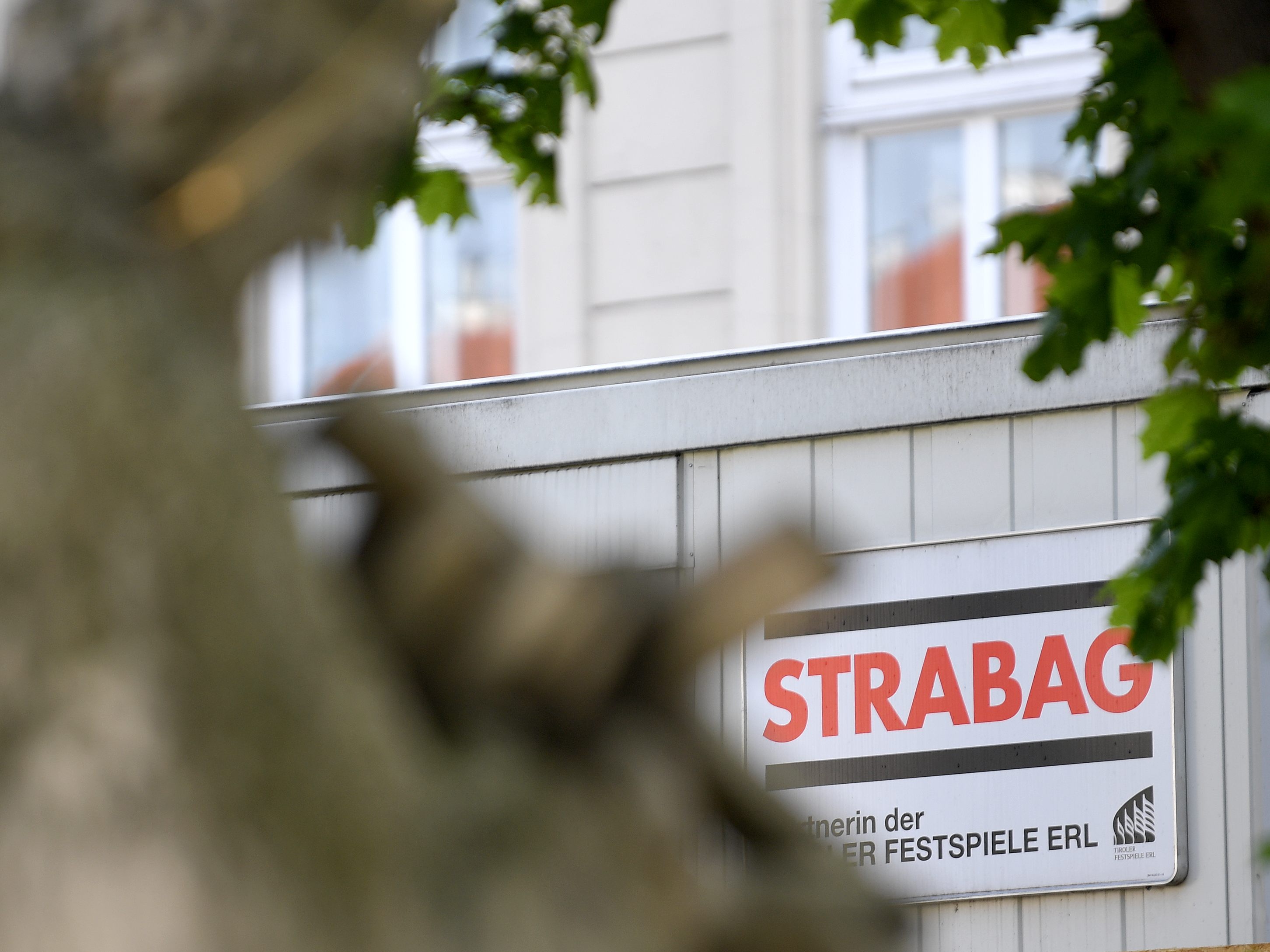 Die Bundeswettbewerbsbehörde zitiert den Bauriesen Strabag vor das Kartellgericht.