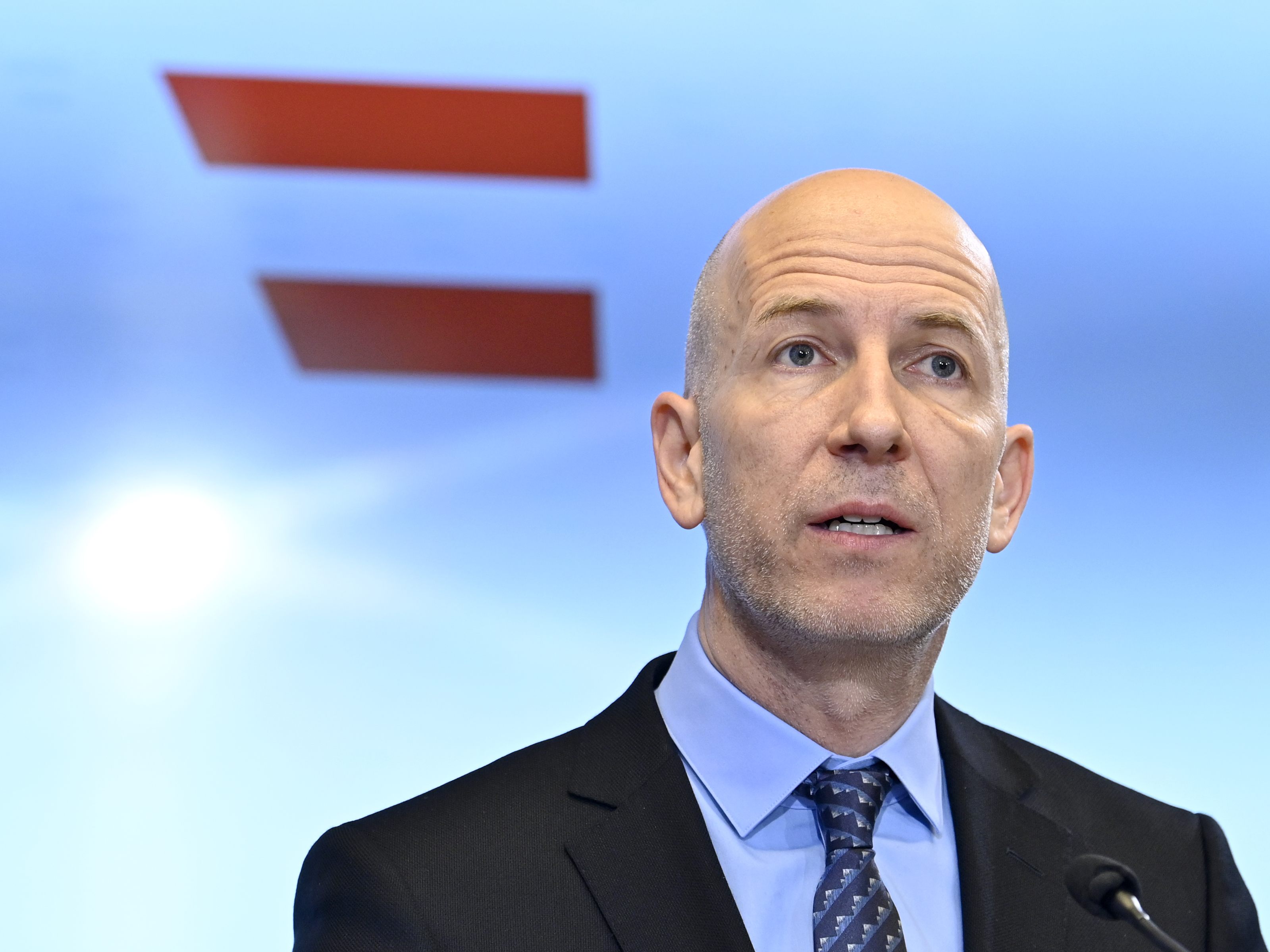 Weitere Erleichterung beim Zugang zu Rot-Weiß-Rot-Card. Weitere Erleichterung beim Zugang zu Rot-Weiß-Rot-Card.