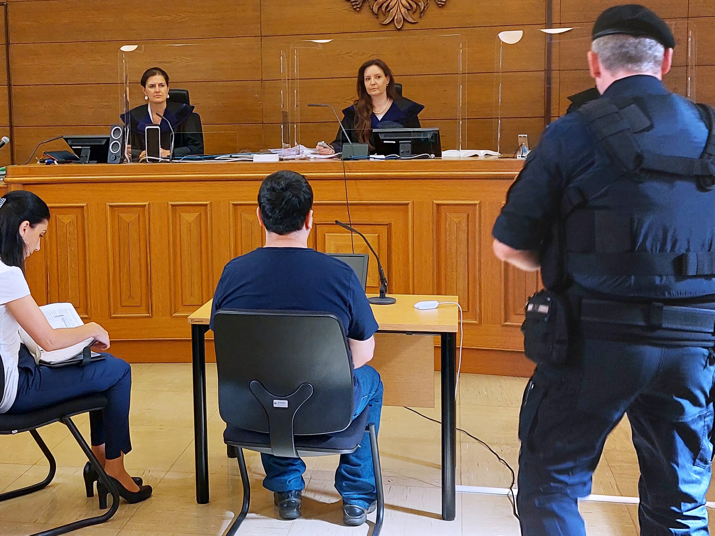Der Mann, der eine 62-jährige Frau auf offener Straße niedergestochen hat, wird eingewiesen. Der Mann, der eine 62-jährige Frau auf offener Straße niedergestochen hat, wird eingewiesen.