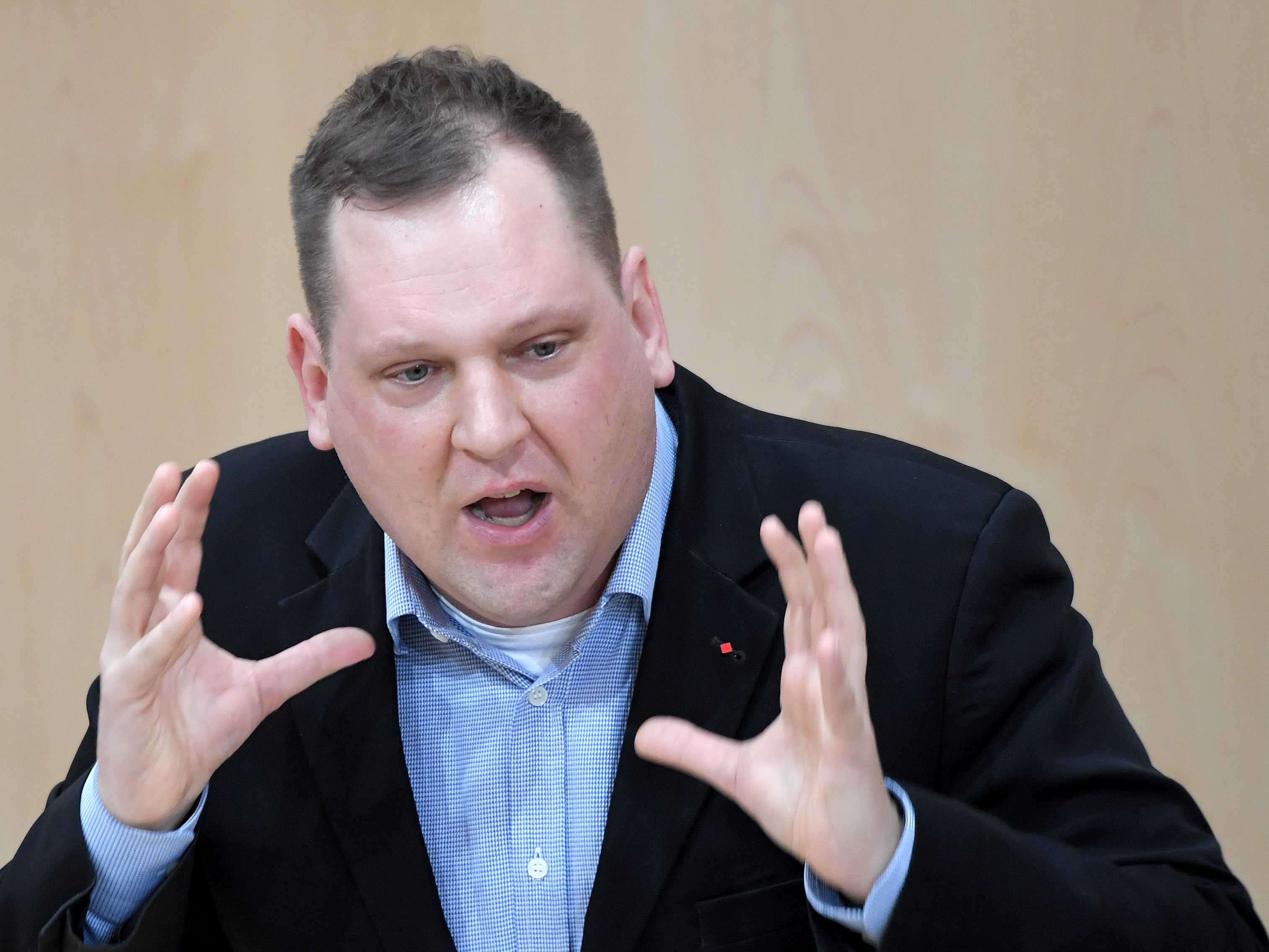 Corona: "Ein Quarantäne-Aus für Infizierte wäre gefährlich", meint SPÖ-Gesundheitssprecher Philip Kucher.