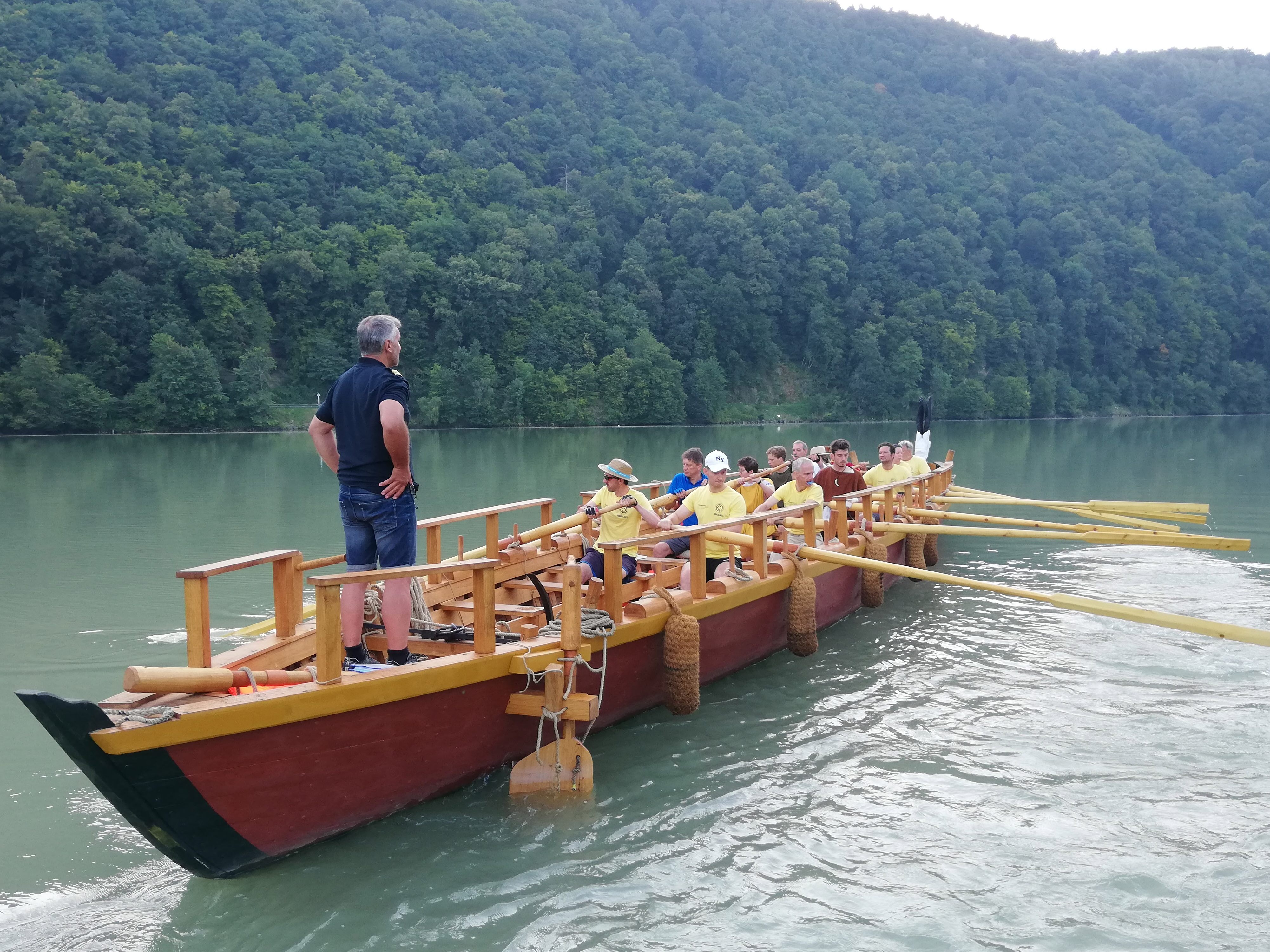 Mit einem originalgetreu nachgebauten Römerschiff kann man in Mautern und Tulln die Donau hinabrudern. Mit einem originalgetreu nachgebauten Römerschiff kann man in Mautern und Tulln die Donau hinabrudern.