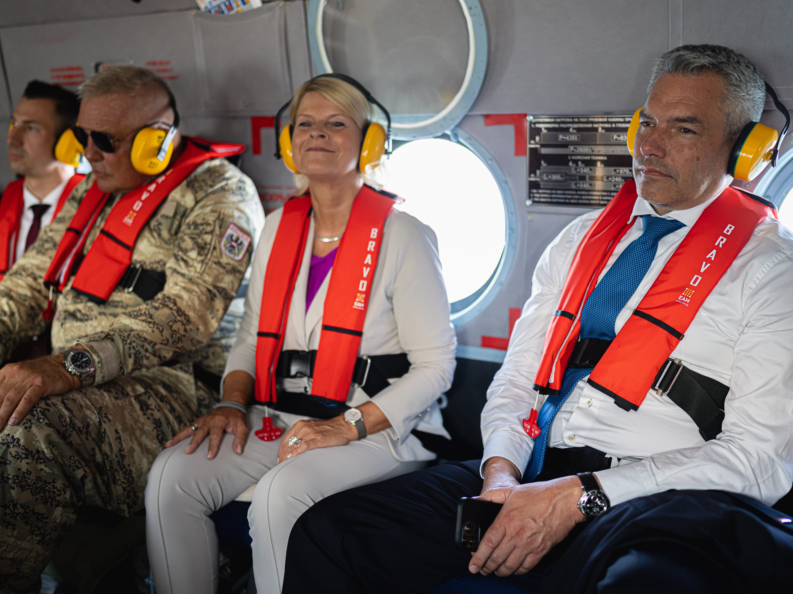 Nehammer und Tanner im Hubschrauber auf dem Weg in das UNIFIL-Gebiet. Nehammer und Tanner im Hubschrauber auf dem Weg in das UNIFIL-Gebiet.