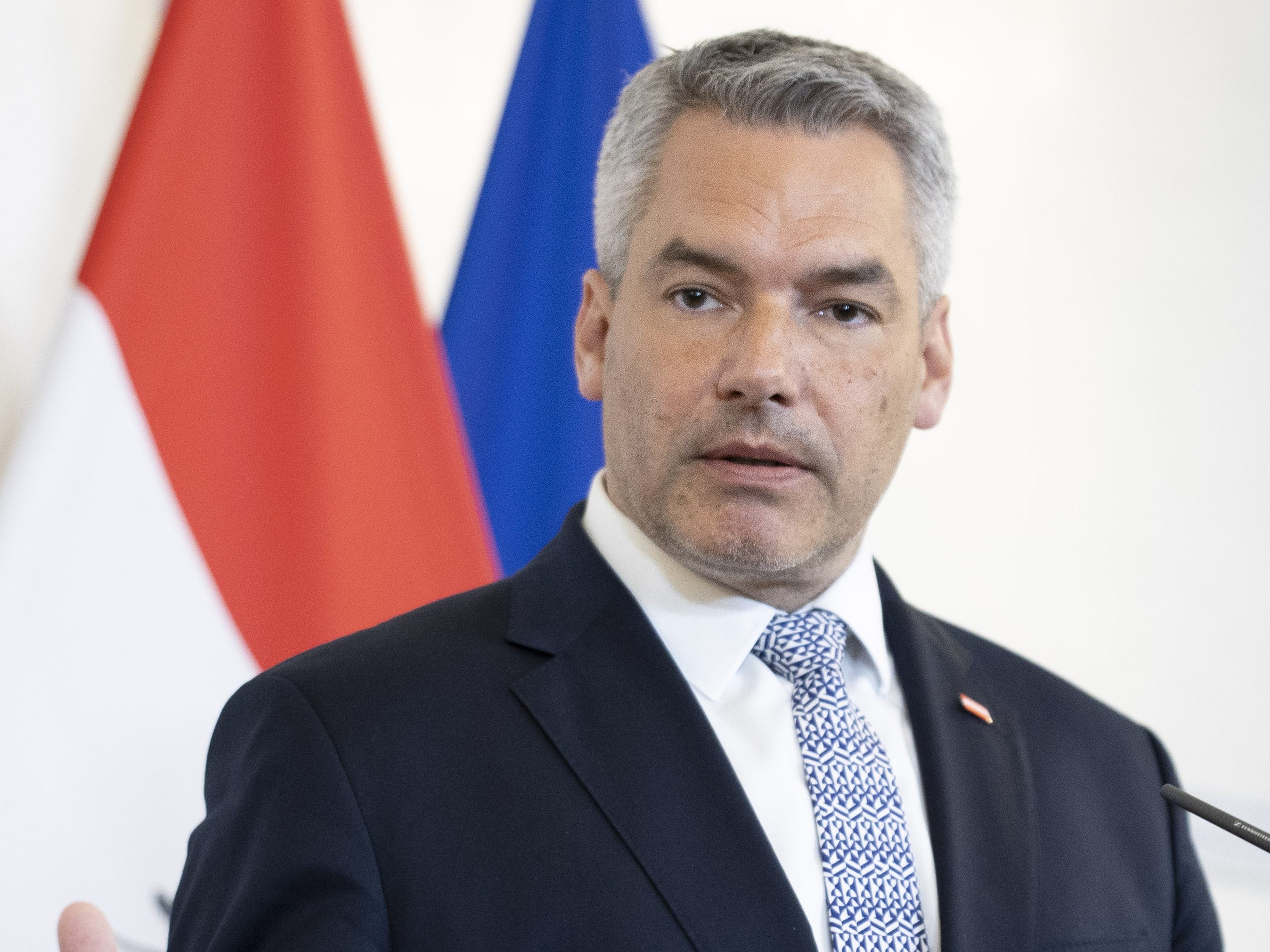 Der Autounfall zweier Sicherheitsmänner von Kanzler Karl Nehammer (ÖVP) kostet dem Innenministerium weniger als anzunehmen war. Der Autounfall zweier Sicherheitsmänner von Kanzler Karl Nehammer (ÖVP) kostet dem Innenministerium weniger als anzunehmen war.