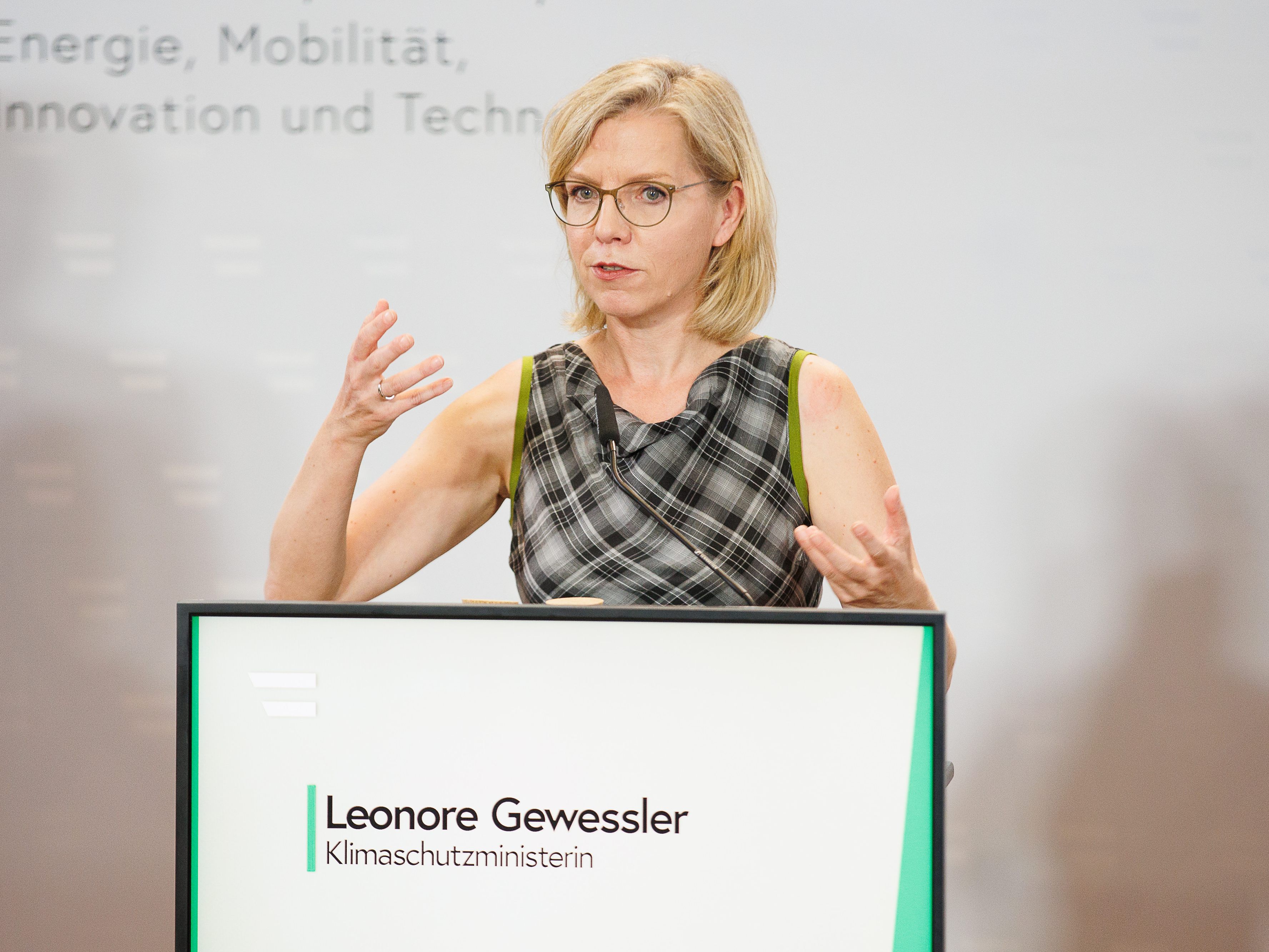 Laut Energieministerin Leonore Gewessler (Grüne) würde ein Gasspeicherstand von unter 80 Prozent bis zum Beginn der Heizsaison eine neue Alarmstufe im Notfallplan bedeuten. Laut Energieministerin Leonore Gewessler (Grüne) würde ein Gasspeicherstand von unter 80 Prozent bis zum Beginn der Heizsaison eine neue Alarmstufe im Notfallplan bedeuten.