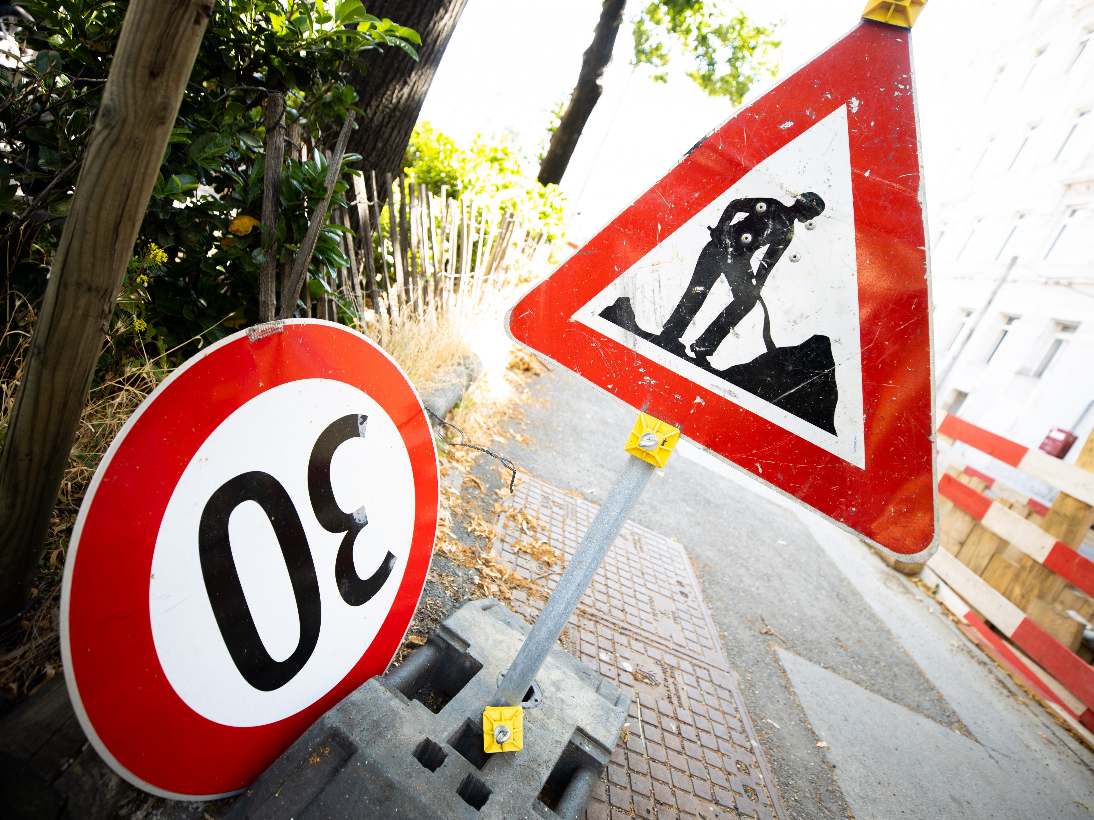 Bauarbeiten in der Breitenfurter Straße in Wien-Liesing.