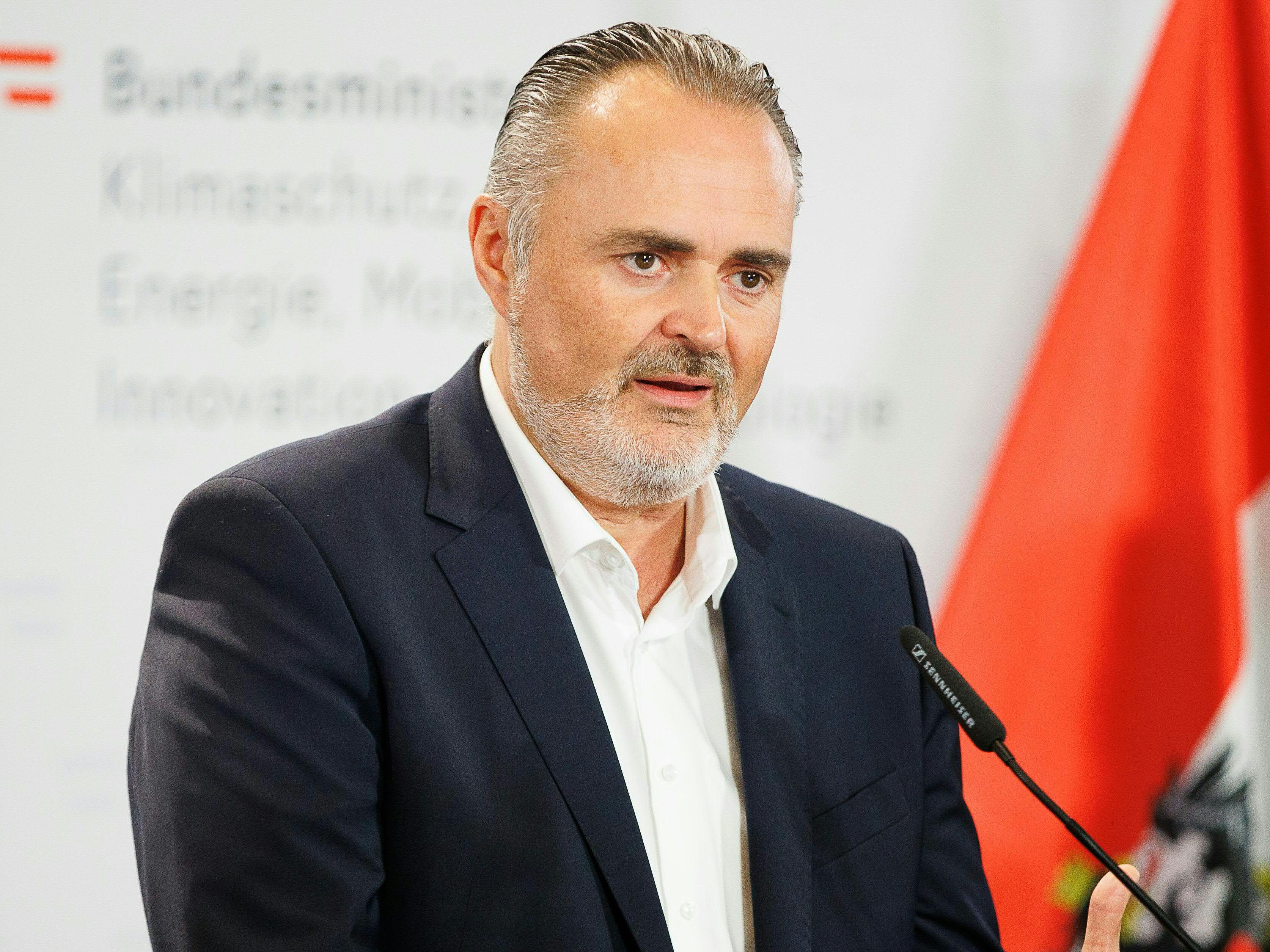 Laut Landeshauptmann Hans Peter Doskozil sollen corona-positive Lehrer und Ärzte zu Hause bleiben.