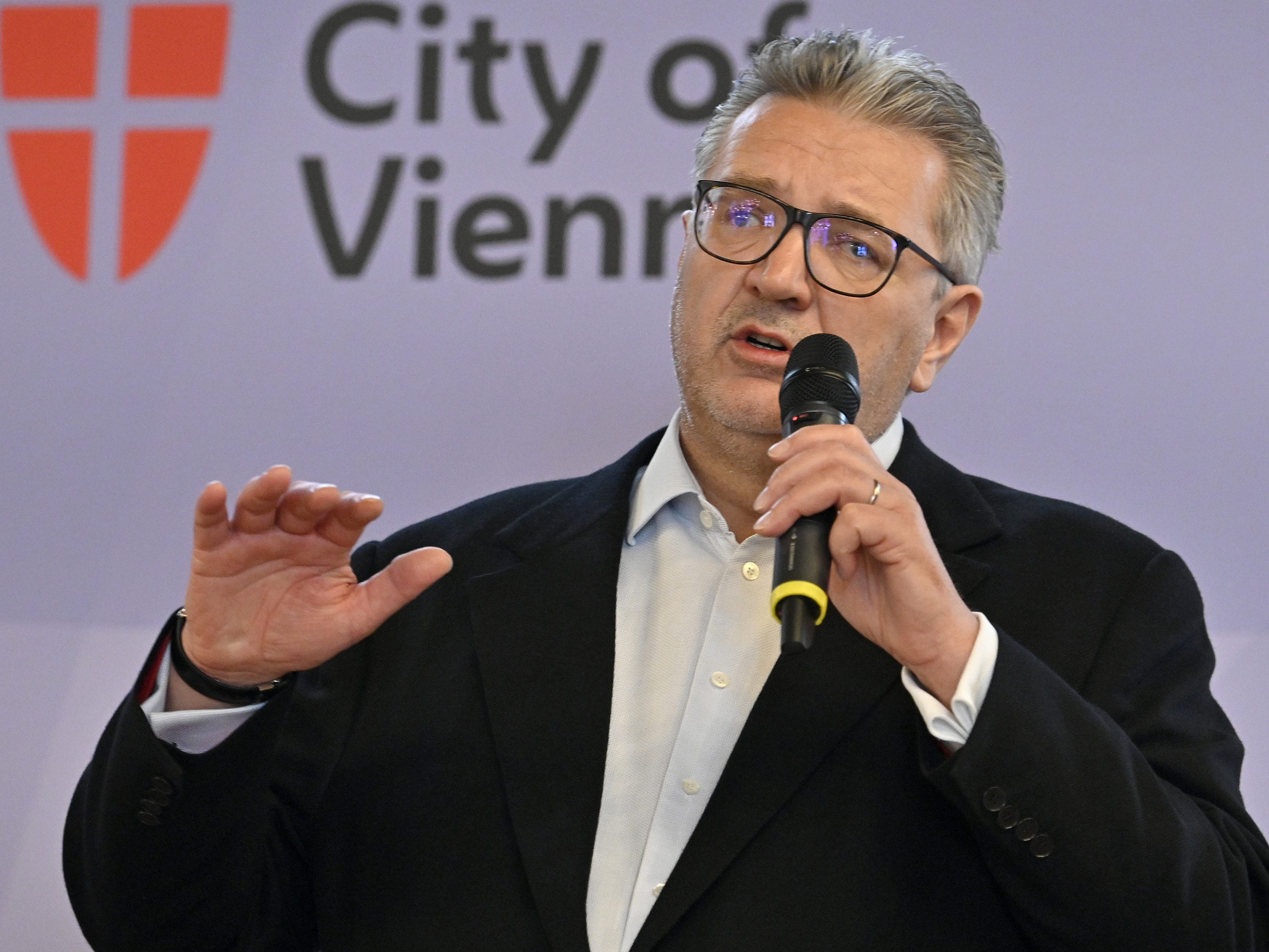 Wien zahlte laut Peter Hacker und Peter Hanek bisher 39,6 Mio. Euro für Energieunterstützung. Wien zahlte laut Peter Hacker und Peter Hanek bisher 39,6 Mio. Euro für Energieunterstützung.