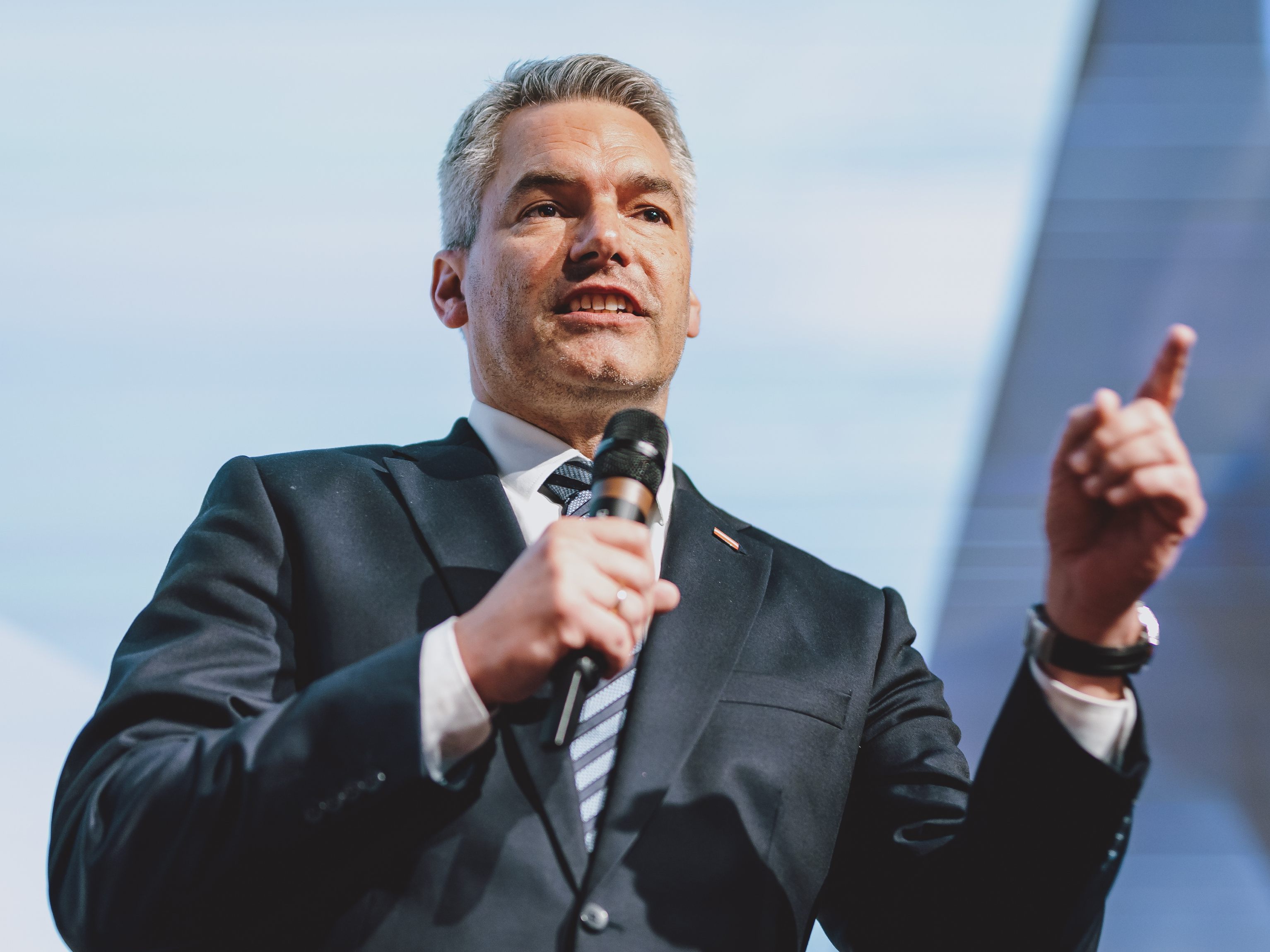 Mit seinem "Alkohol oder Psychopharmaka"-Sager sorgte Bundeskanzler Karl Nehammer am ÖVP-Parteitag in Alpbach am Samstag für Aufregung. Mit seinem "Alkohol oder Psychopharmaka"-Sager sorgte Bundeskanzler Karl Nehammer am ÖVP-Parteitag in Alpbach am Samstag für Aufregung.