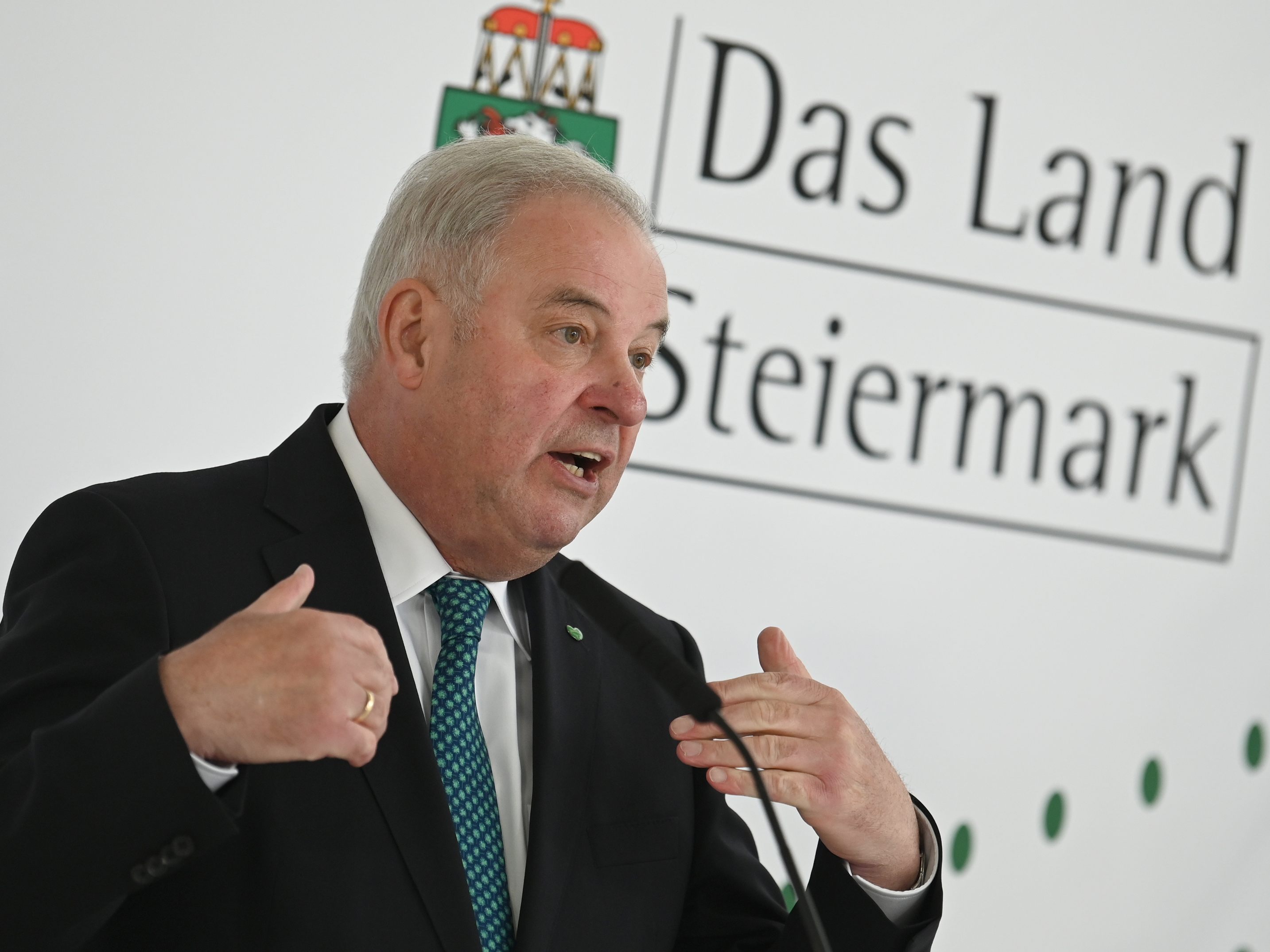 Der steirische Landeshauptmann Hermann Schützenhofer (ÖVP) wirbt bei der BP-Wahl für Alexander Van der Bellen. Der steirische Landeshauptmann Hermann Schützenhofer (ÖVP) wirbt bei der BP-Wahl für Alexander Van der Bellen.