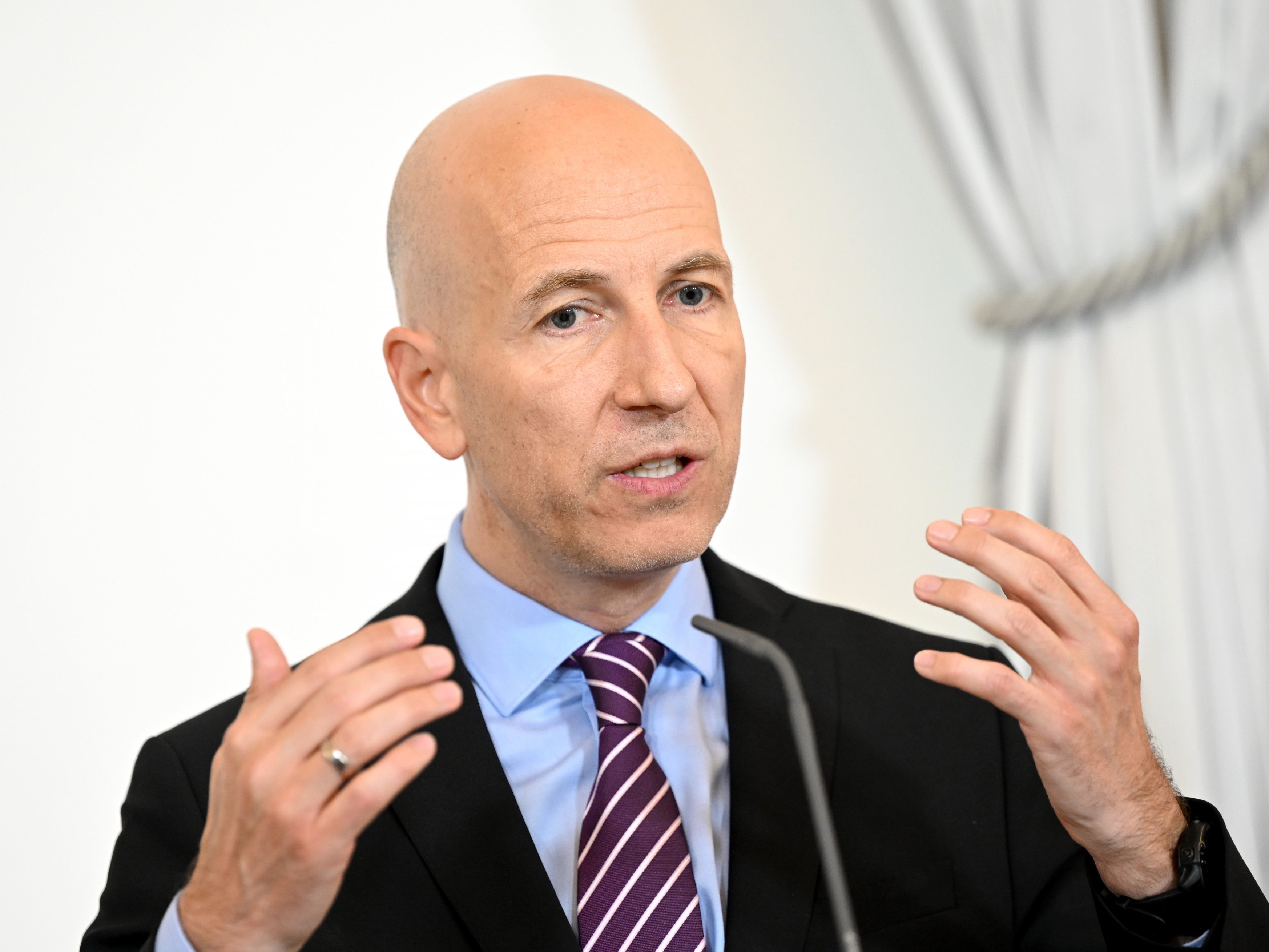 Arbeitsminister Martin Kocher will mehr Fokus auf die Vermittlung von Asylberechtigen am Arbeitsmarkt legen. Arbeitsminister Martin Kocher will mehr Fokus auf die Vermittlung von Asylberechtigen am Arbeitsmarkt legen.