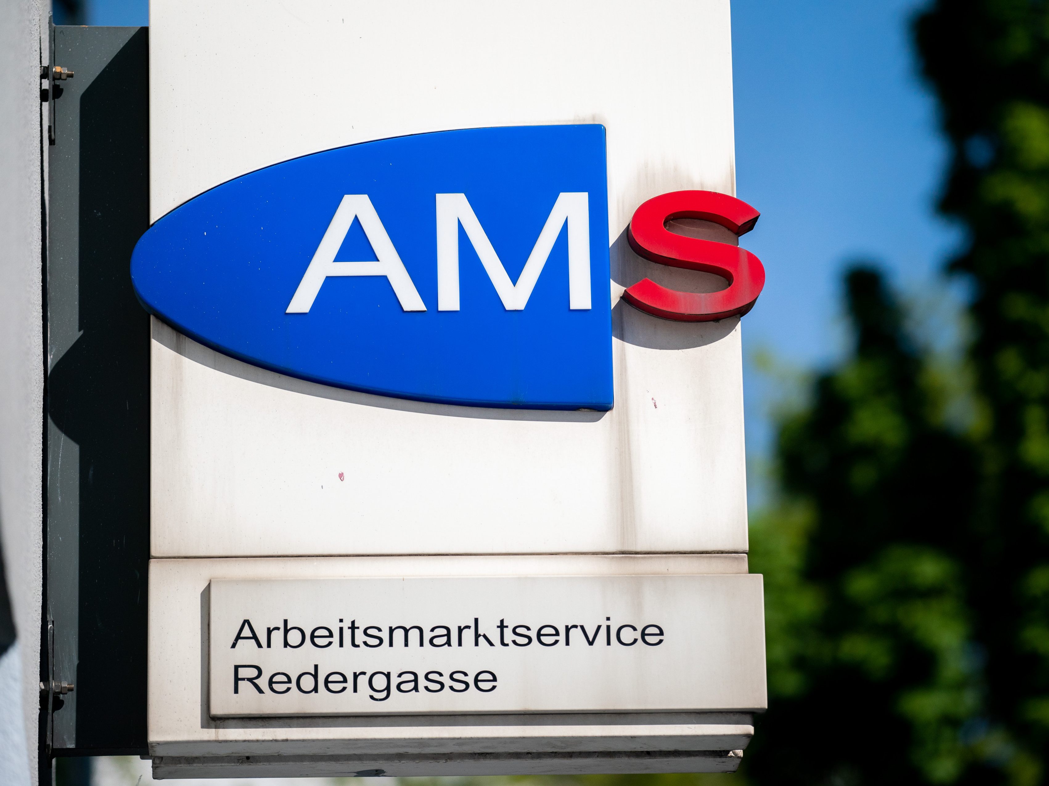 Laut einer WIFO-Studie würden die AMS-Weiterbildungsmaßnahmen gegen die Kluft am Arbeitsmarkt helfen.