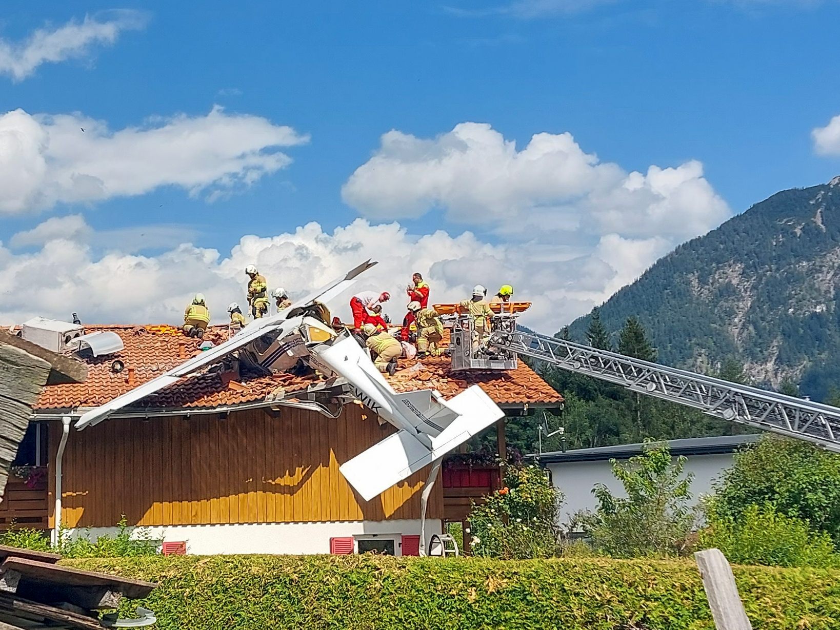 Das Paar im Flugzeug wurde schwer verletzt.