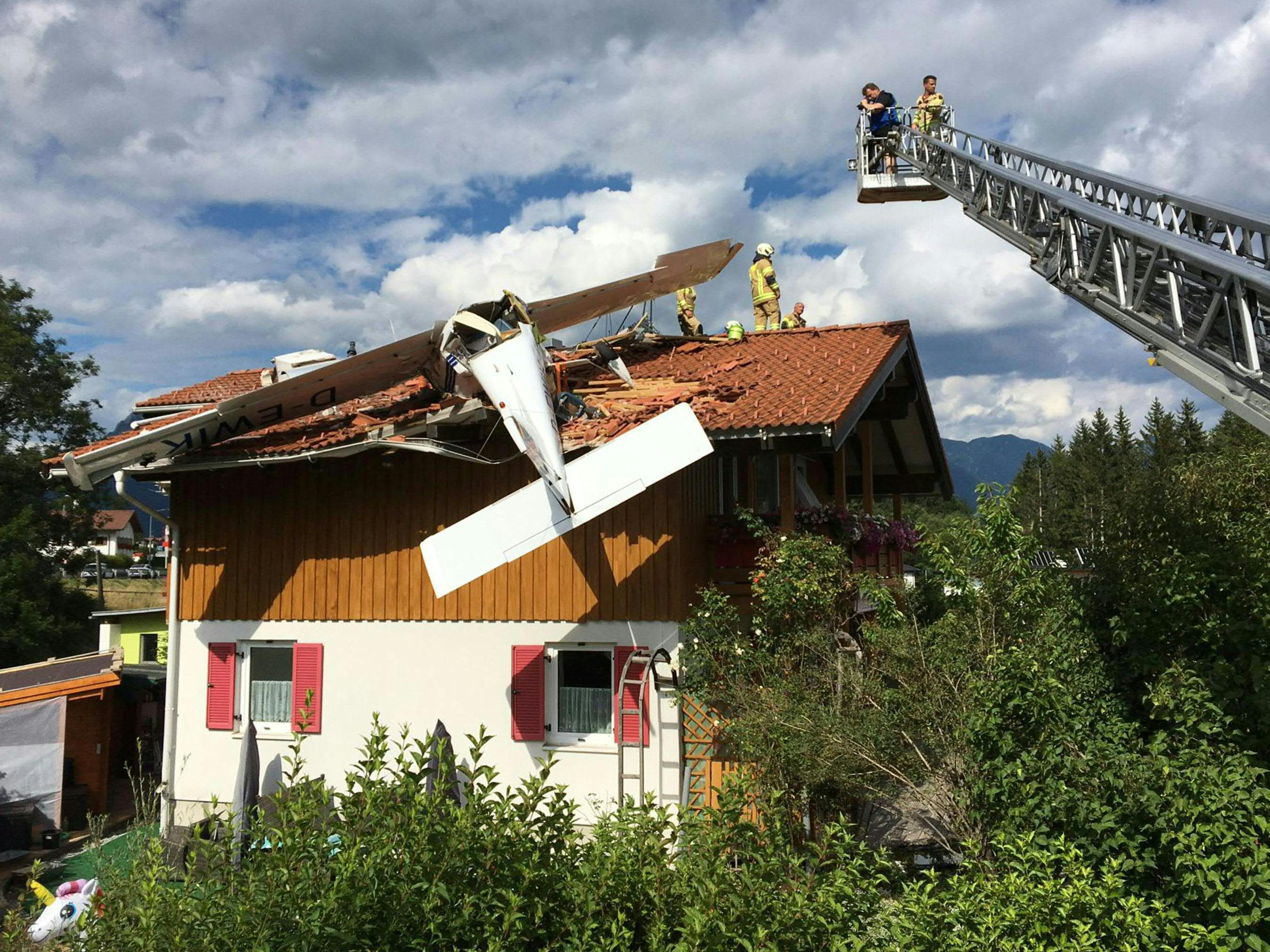 Sonntagnachmittag stürzte ein Kleinflugzeug in Höfen in Tirol auf ein Hausdach. Sonntagnachmittag stürzte ein Kleinflugzeug in Höfen in Tirol auf ein Hausdach.