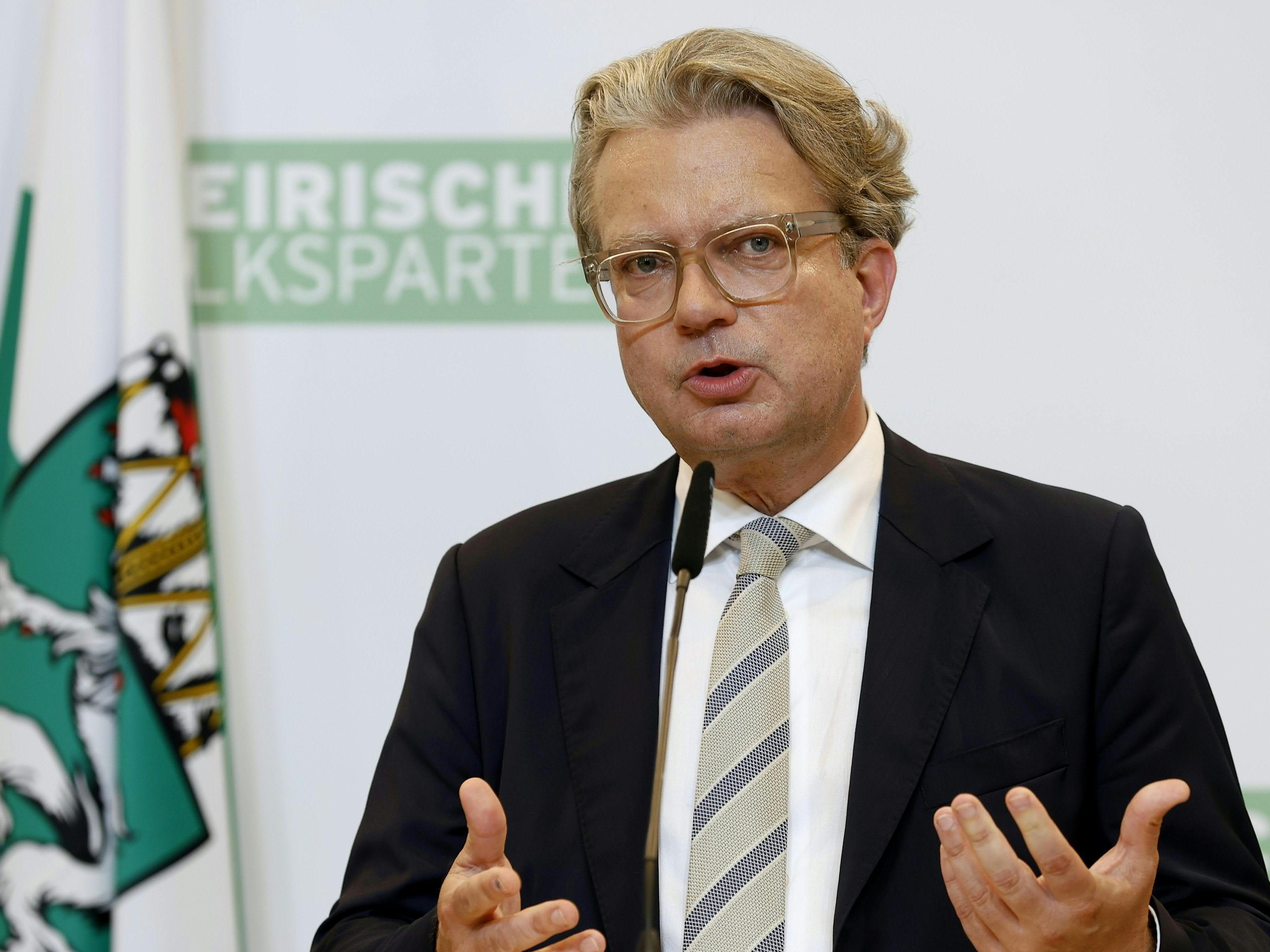 Der steirische Landeshauptmann Hermann Schützenhöfer übergibt sein Amt an Landesrat Christopher Drexler. Der steirische Landeshauptmann Hermann Schützenhöfer übergibt sein Amt an Landesrat Christopher Drexler.