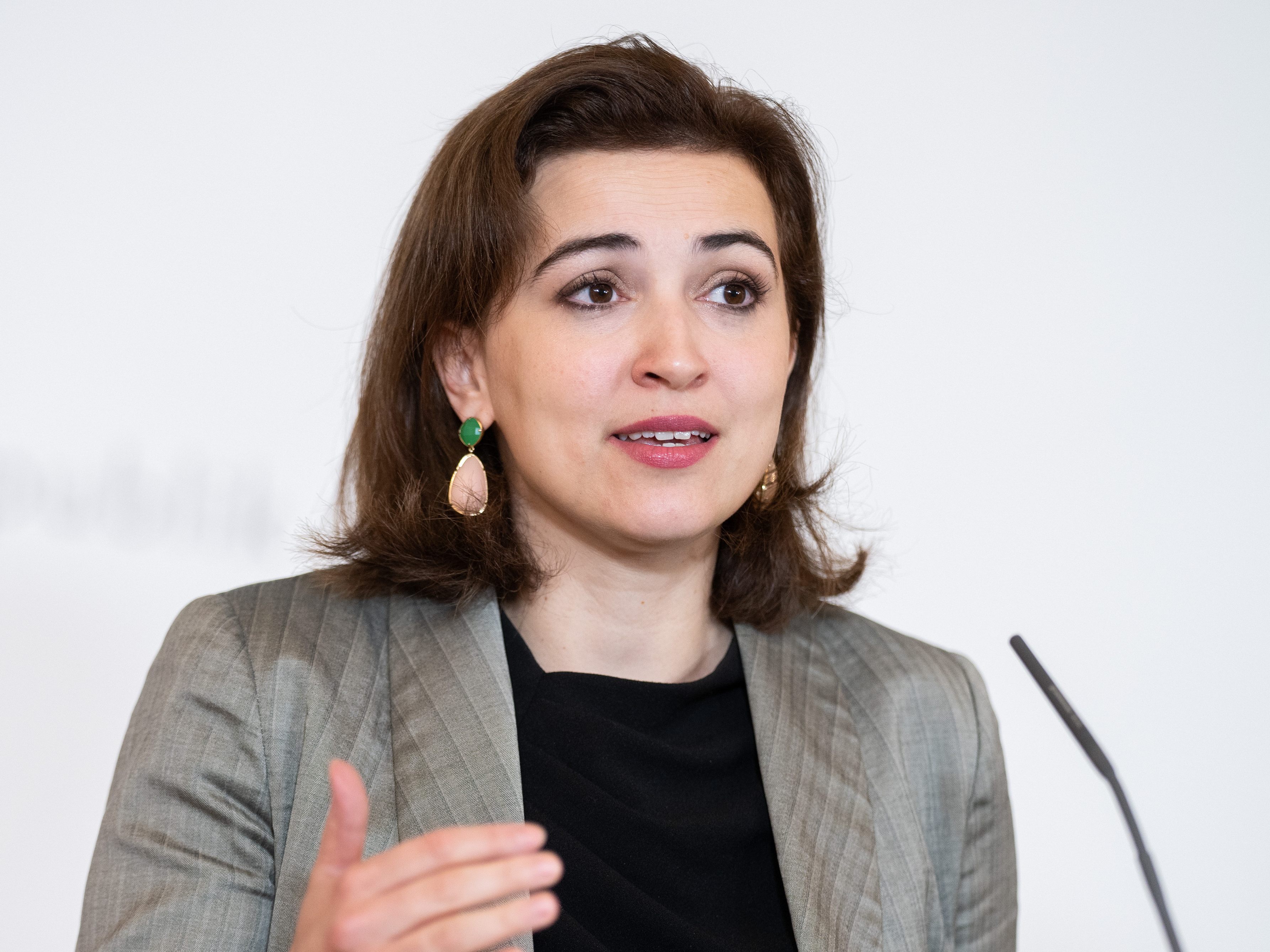 Wie von Justizministerin Alma Zadić angeordnet, wied die Gewaltpräventionsberatung ausgeweitet. Wie von Justizministerin Alma Zadić angeordnet, wied die Gewaltpräventionsberatung ausgeweitet.
