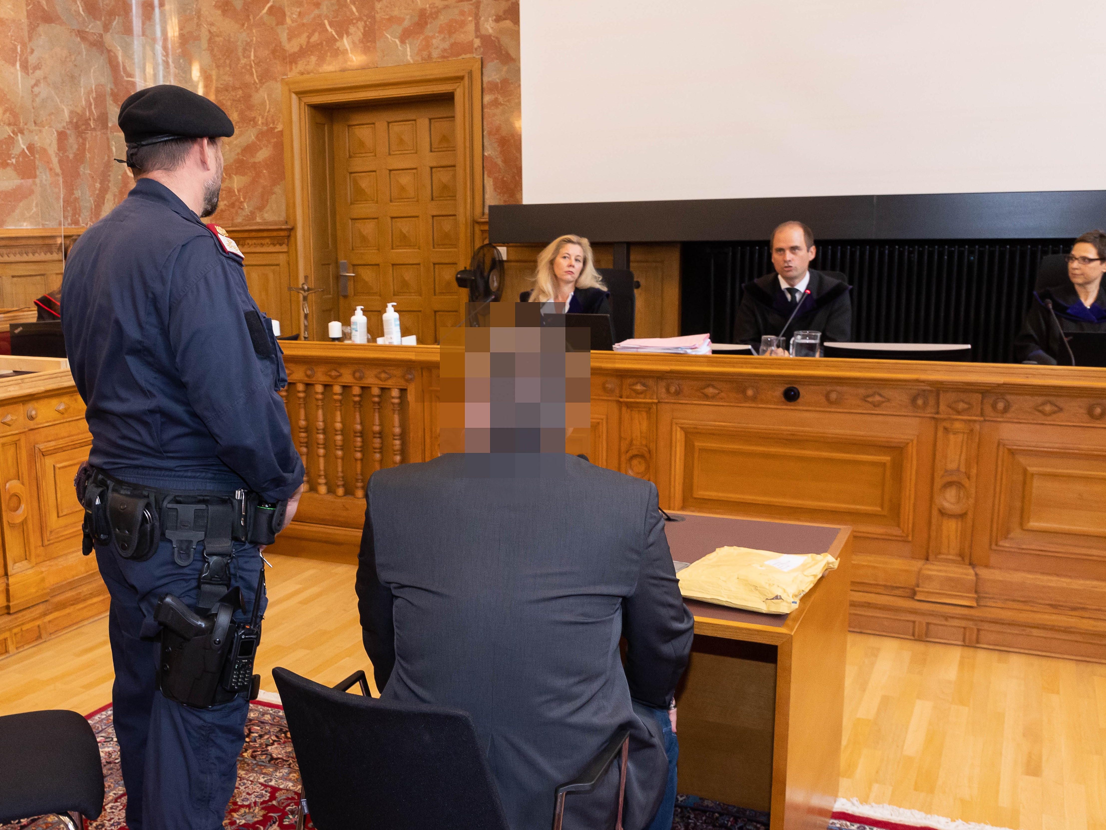 Jener Mann, der seine 50-jährige Ex-Freundin und deren Mutter (76) erschossen haben soll, wurde am Landesgericht Salzburg zu einer lebenslangen Freiheitsstrafe verurteilt. Jener Mann, der seine 50-jährige Ex-Freundin und deren Mutter (76) erschossen haben soll, wurde am Landesgericht Salzburg zu einer lebenslangen Freiheitsstrafe verurteilt.
