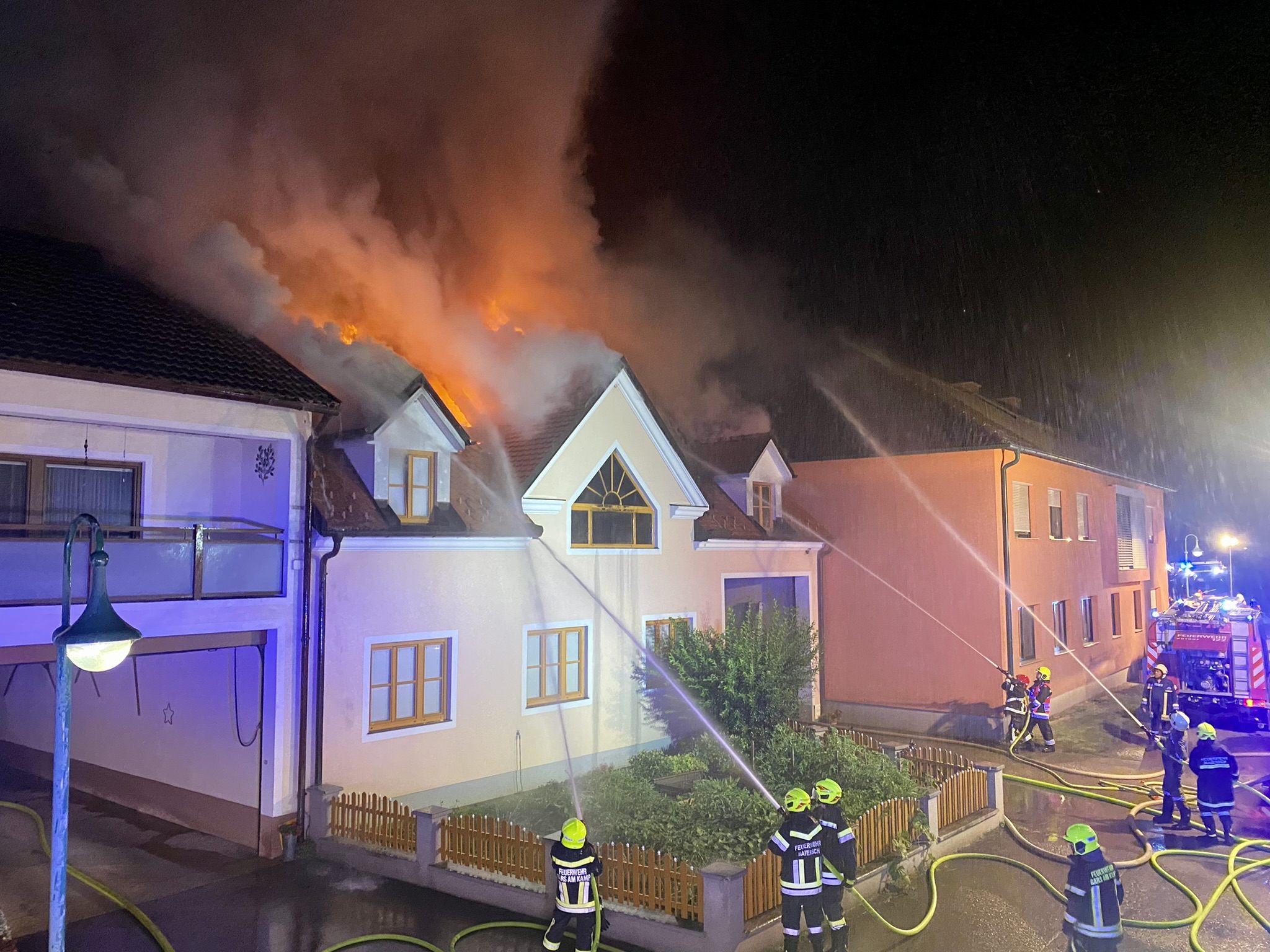 Rund 100 Feuerwehrleute waren bei einem Bauernhof-Brand im Bezirk Horn im Einsatz