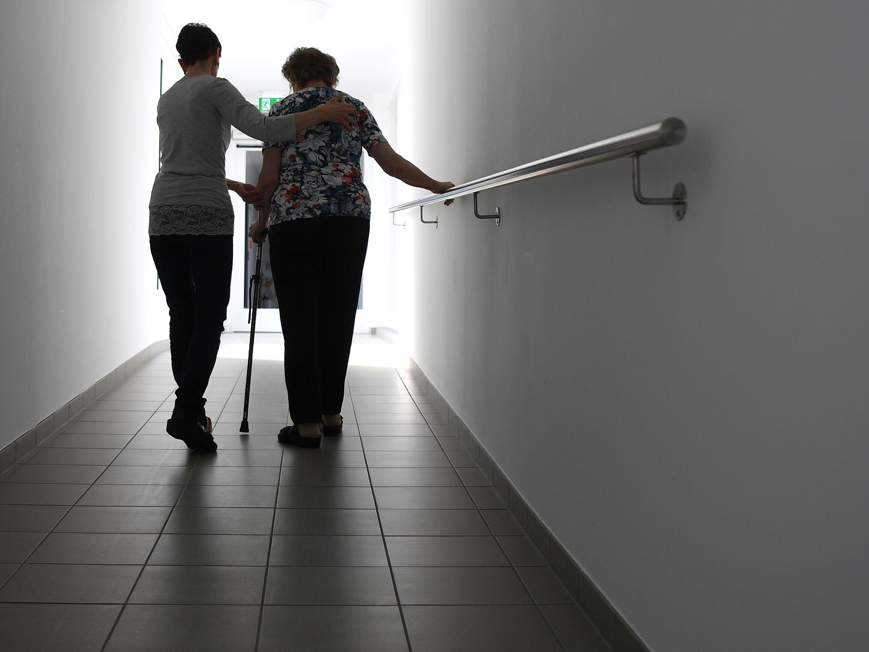 Dei Gewerkschaften fordern Nachbesserungen in der Pflegereform. Dei Gewerkschaften fordern Nachbesserungen in der Pflegereform.