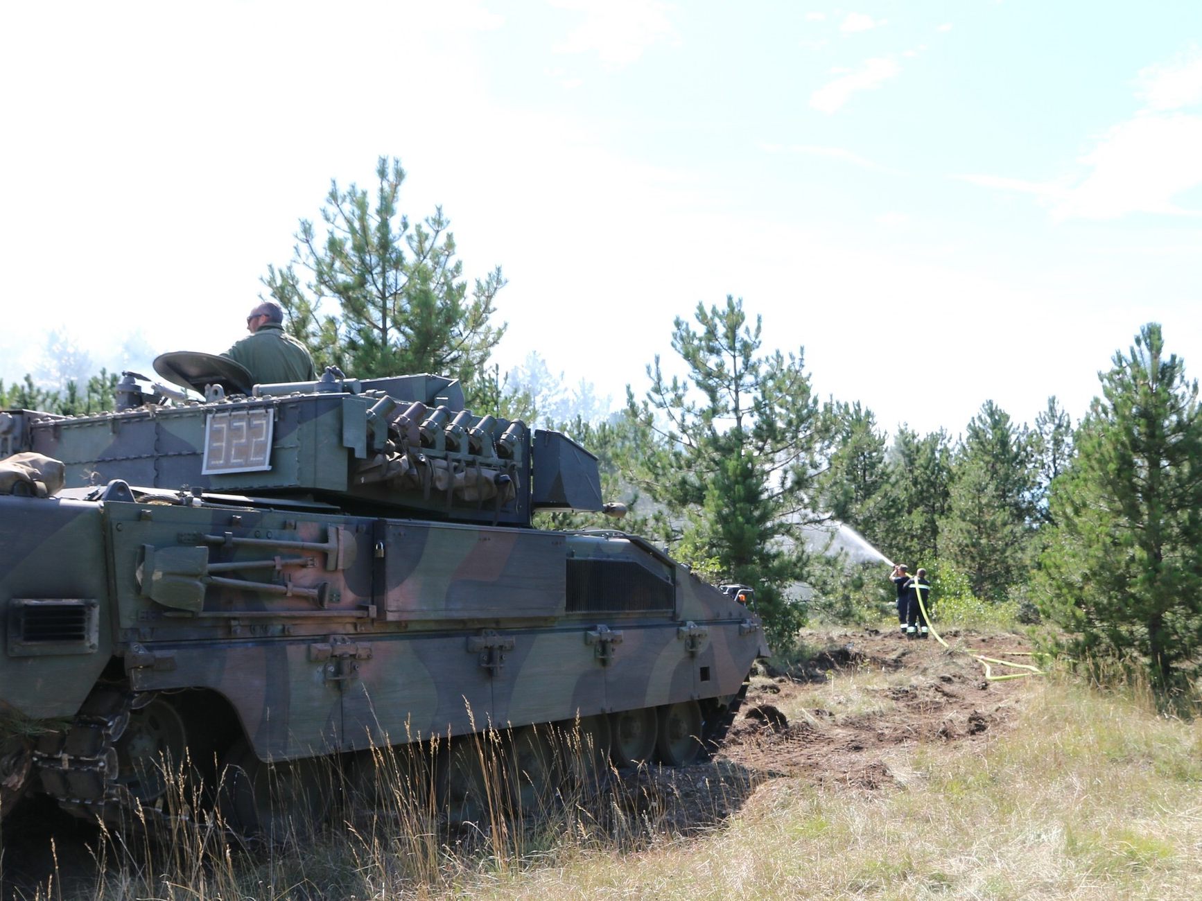 Die Löscharbeiten auf dem Bundesheer-Gelände in Ebenfurth sind weiterhin in vollem Gange.