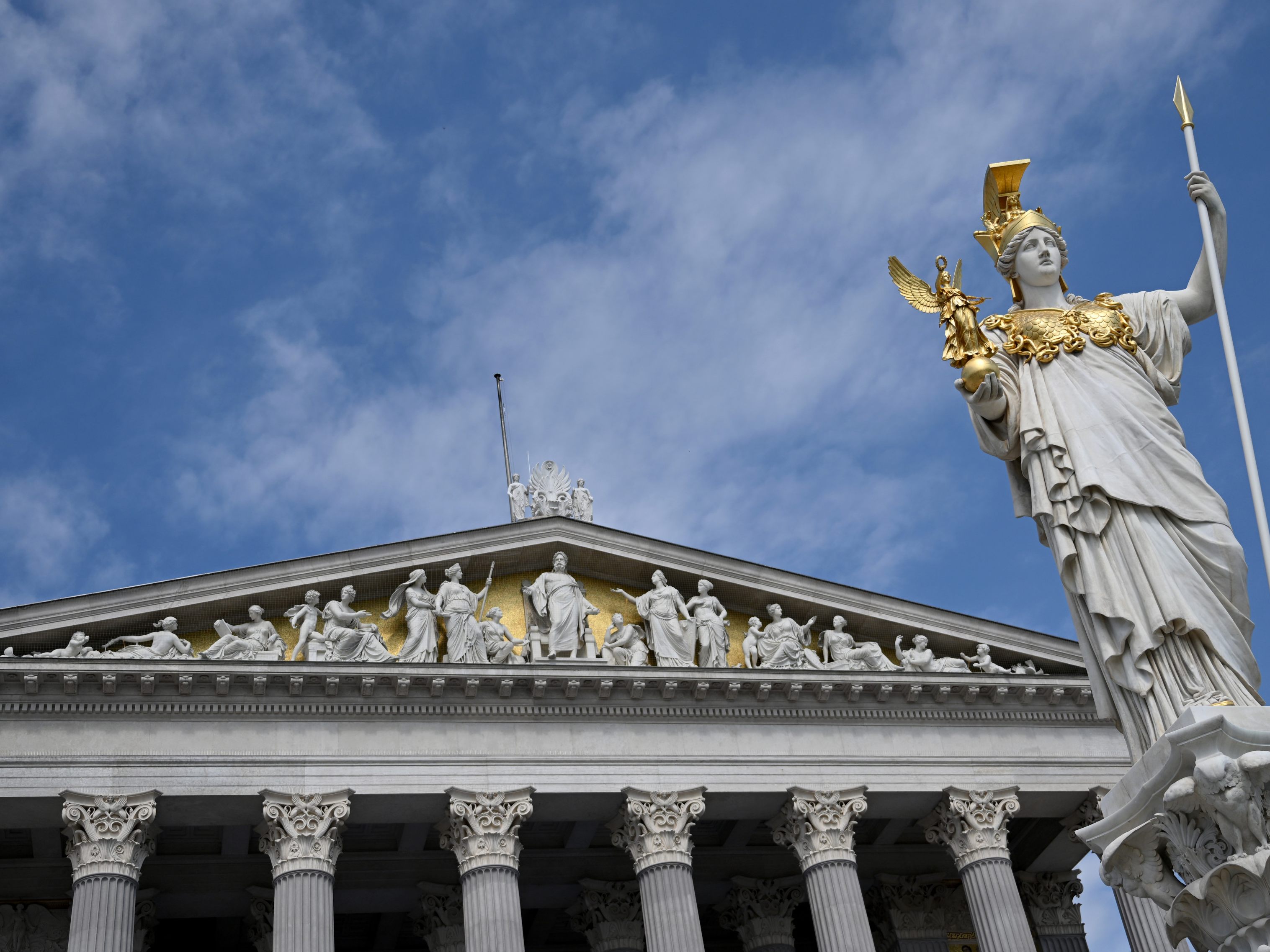 Derzeit gibt es neue Kunst im sanierten Parlamentsgebäude, unter anderem auf eine "Demokratietrompete".