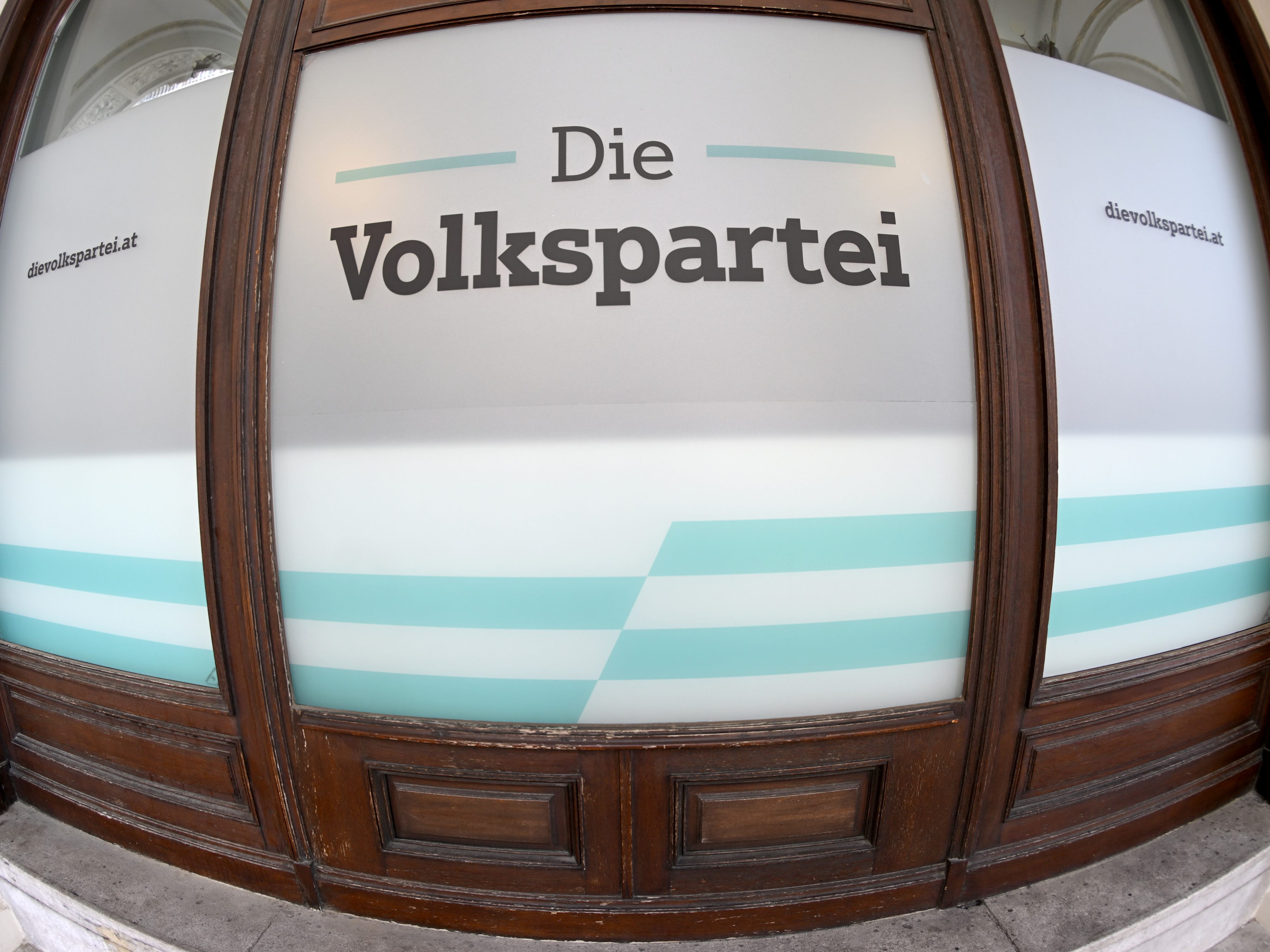 Die Volkspartei fällt laut einer aktuellen Umfrage auf Platz drei zurück. Die Volkspartei fällt laut einer aktuellen Umfrage auf Platz drei zurück.