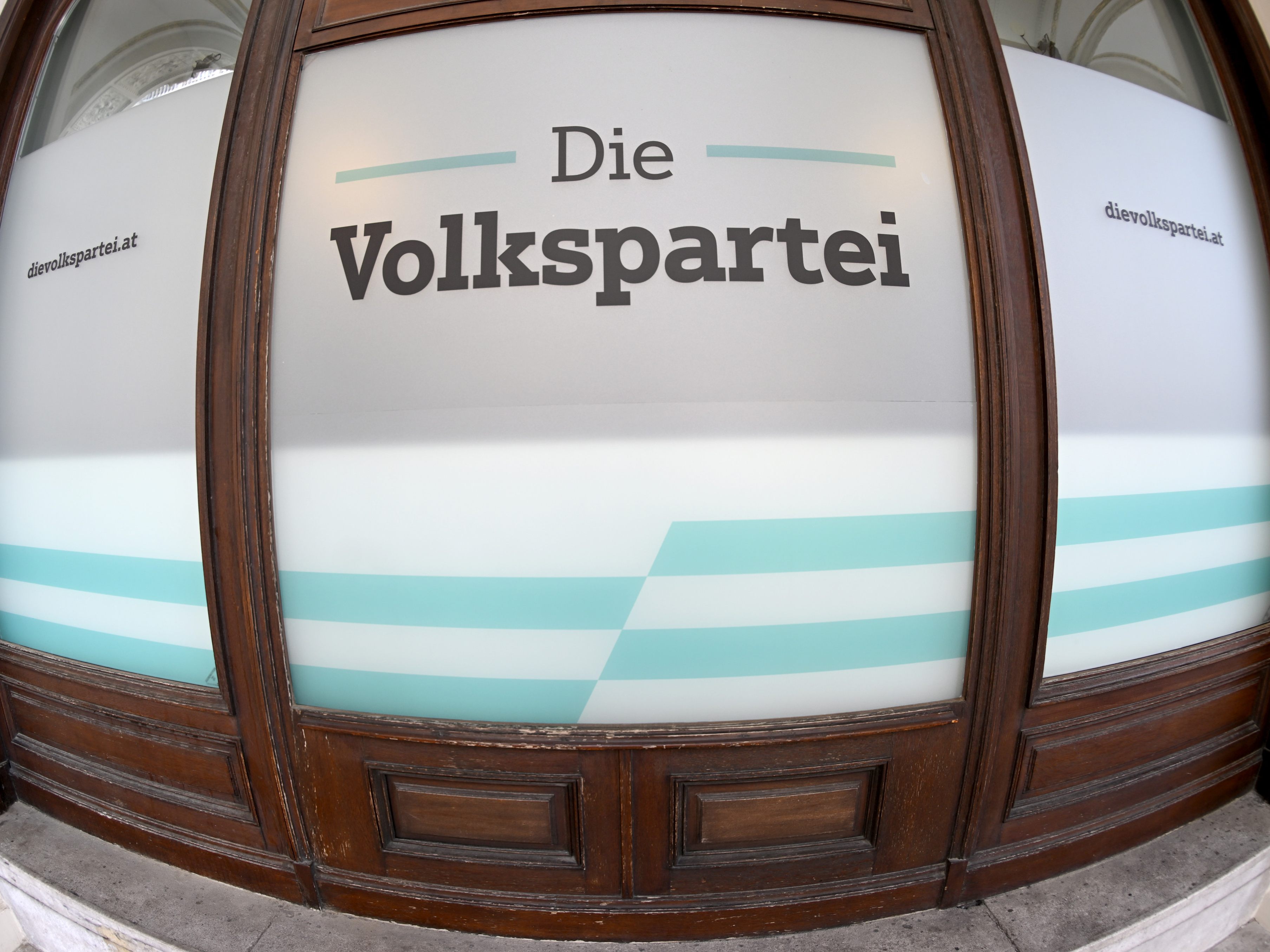 Die Volkspartei fällt laut einer aktuellen Umfrage auf Platz drei zurück.