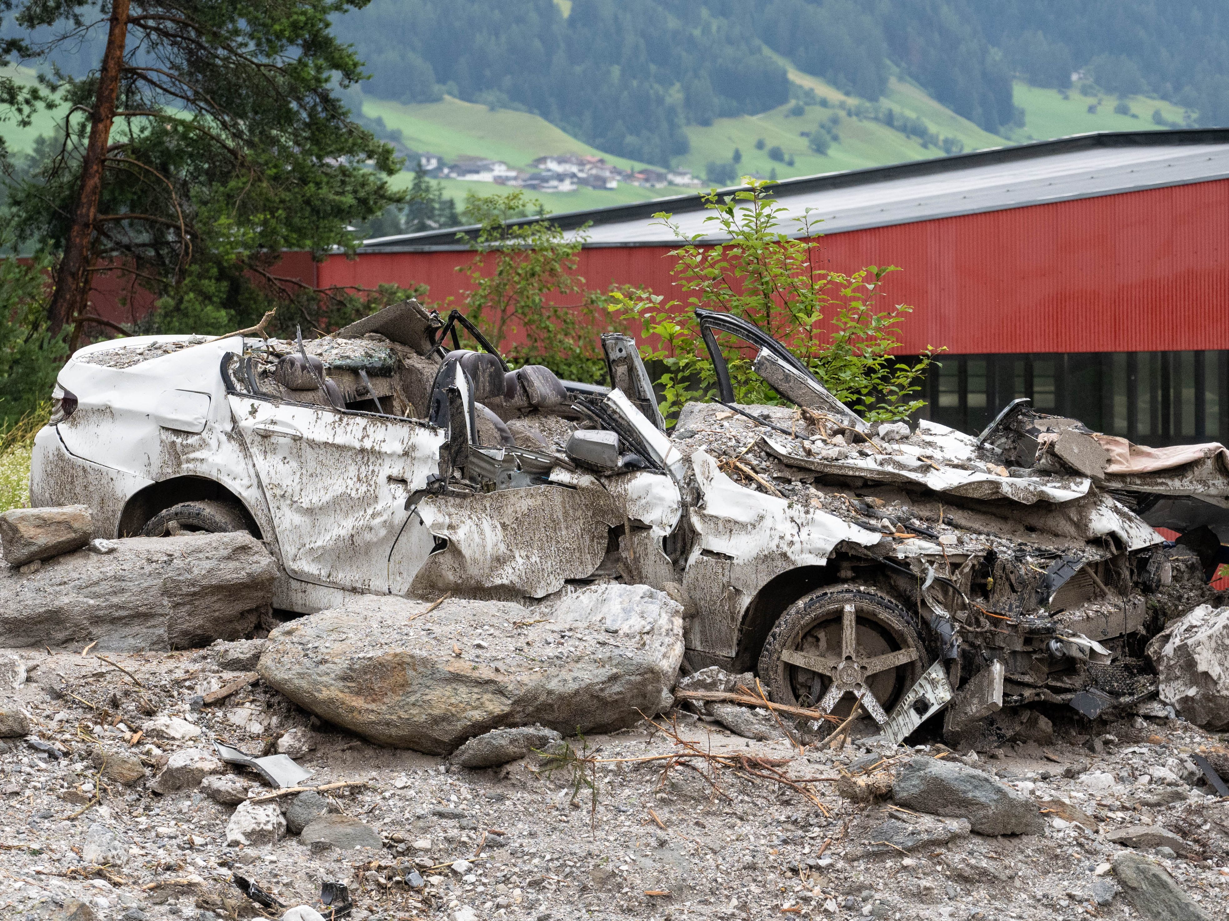 Im Stubaital sind die Aufräumarbeiten nach dem Unwetter in vollem Gange Im Stubaital sind die Aufräumarbeiten nach dem Unwetter in vollem Gange