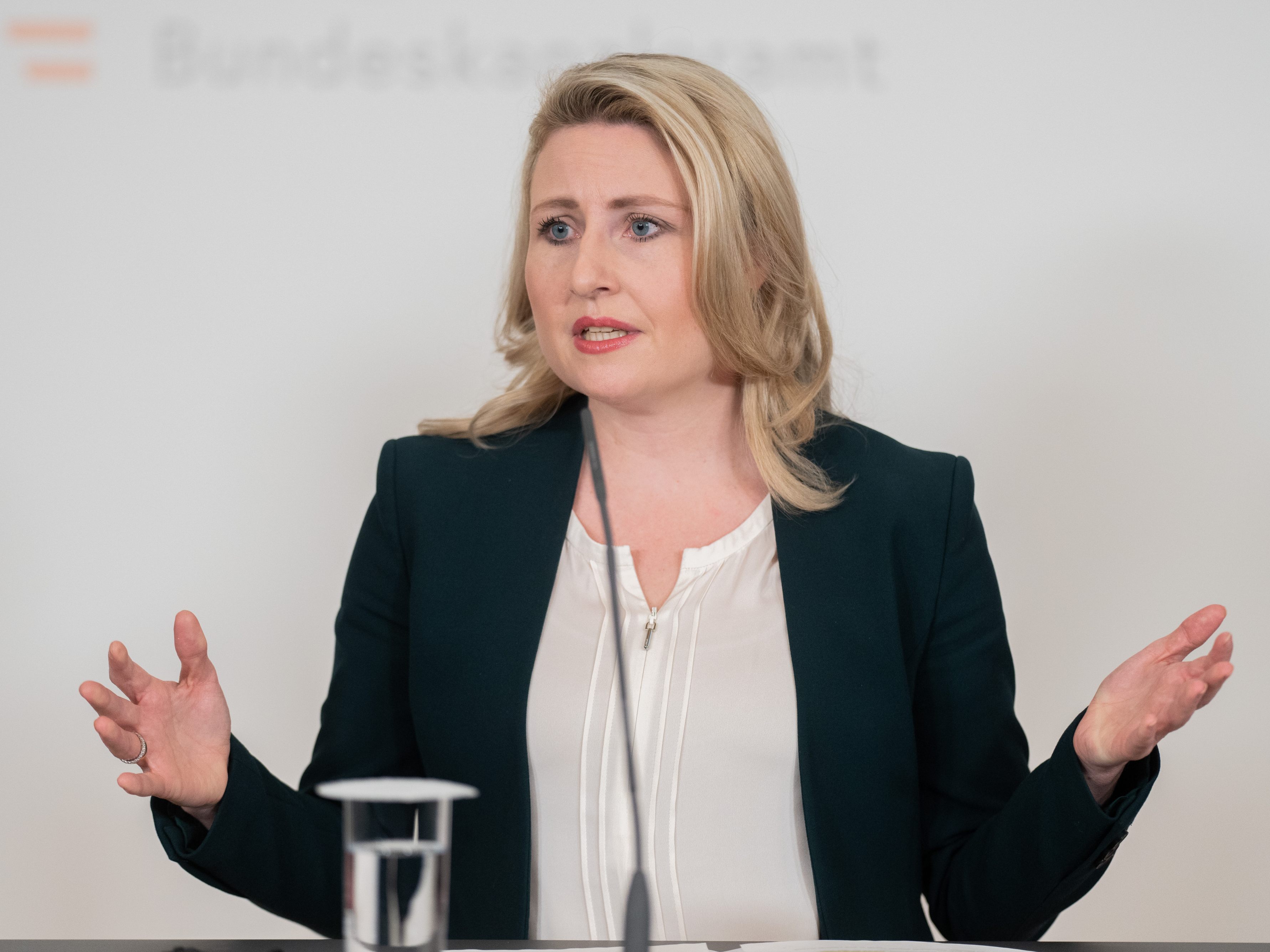 Integrationsministerin Susanne Raab (ÖVP) präsentiert am Montag gemeinsam mit der Expertenrats-Vorsitzenden Katharina Pabel und Statistik Austria-Generaldirektor Tobias Thomas den "Integrationsbericht 2022".