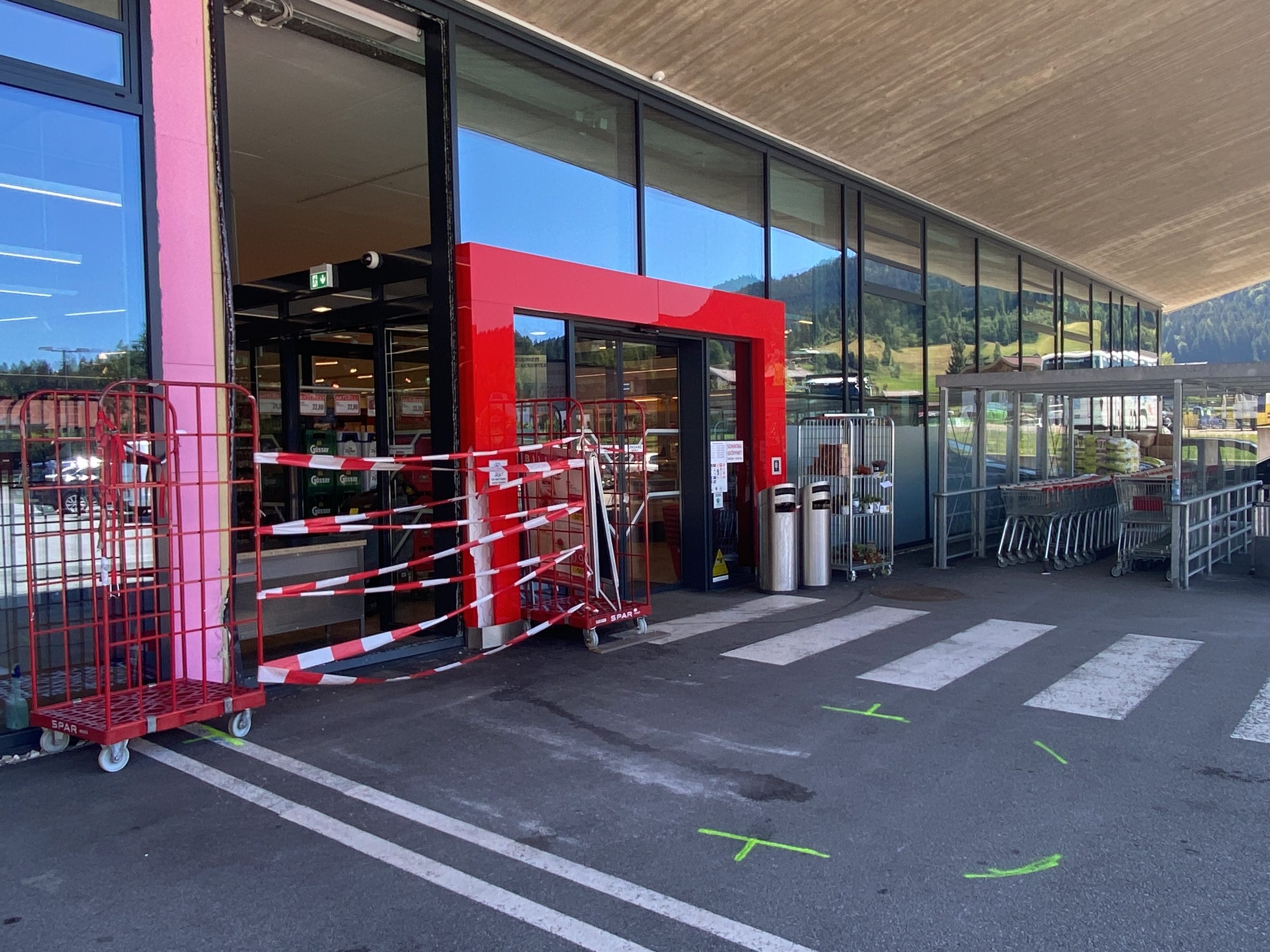 Eine 87-Jährige verlor Medienberichten zufolge vor einem Supermarkt die Kontrolle über ihr Fahrzeug.