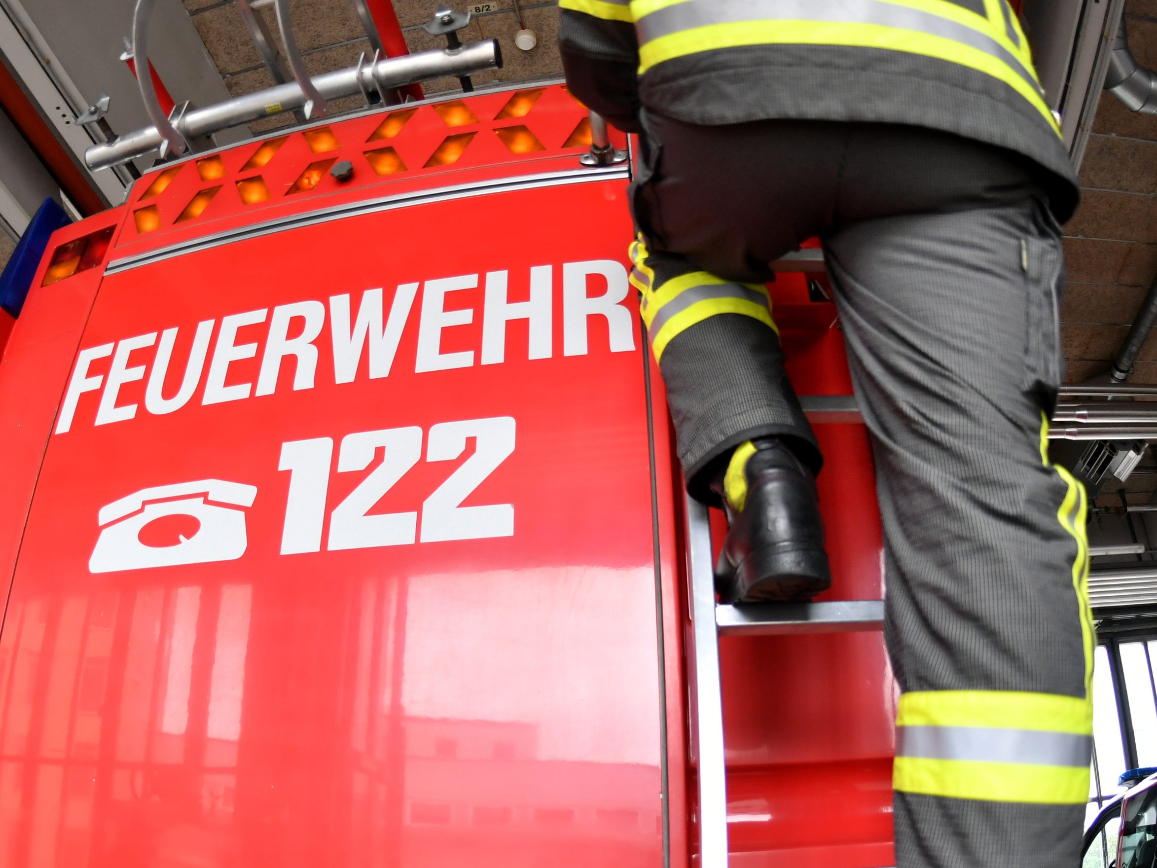 Nach dem Brand auf einem Bundesheer-Gelände dauern die Löscharbeiten weiter an Nach dem Brand auf einem Bundesheer-Gelände dauern die Löscharbeiten weiter an