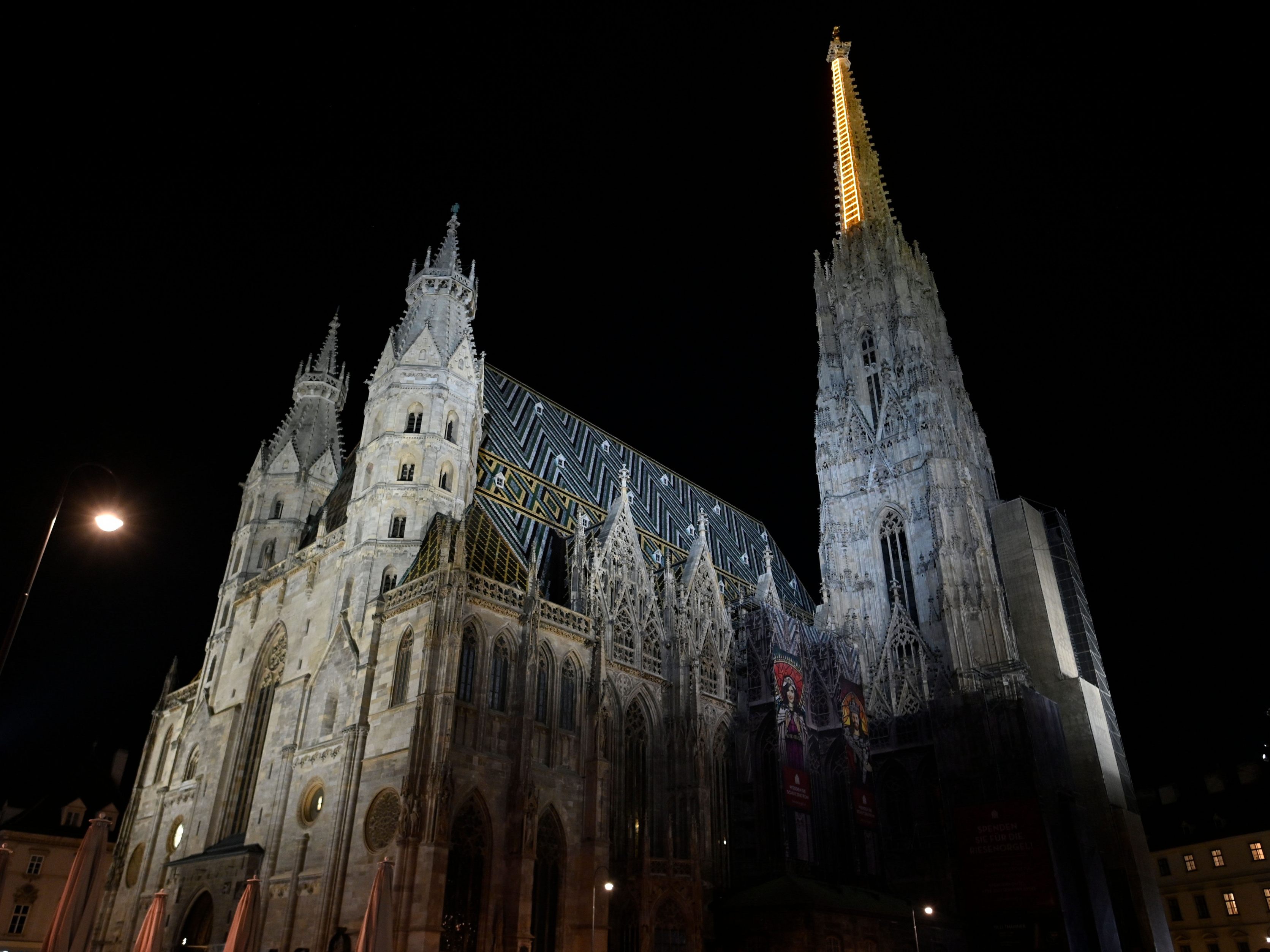 Montagabend soll es eine Mahnwache für die oberösterreichische Ärztin Lisa-Maria Kellermayr beim Wiener Stephansdom geben. Die Ärztin hatte nach Morddrohungen Suizid begangen.