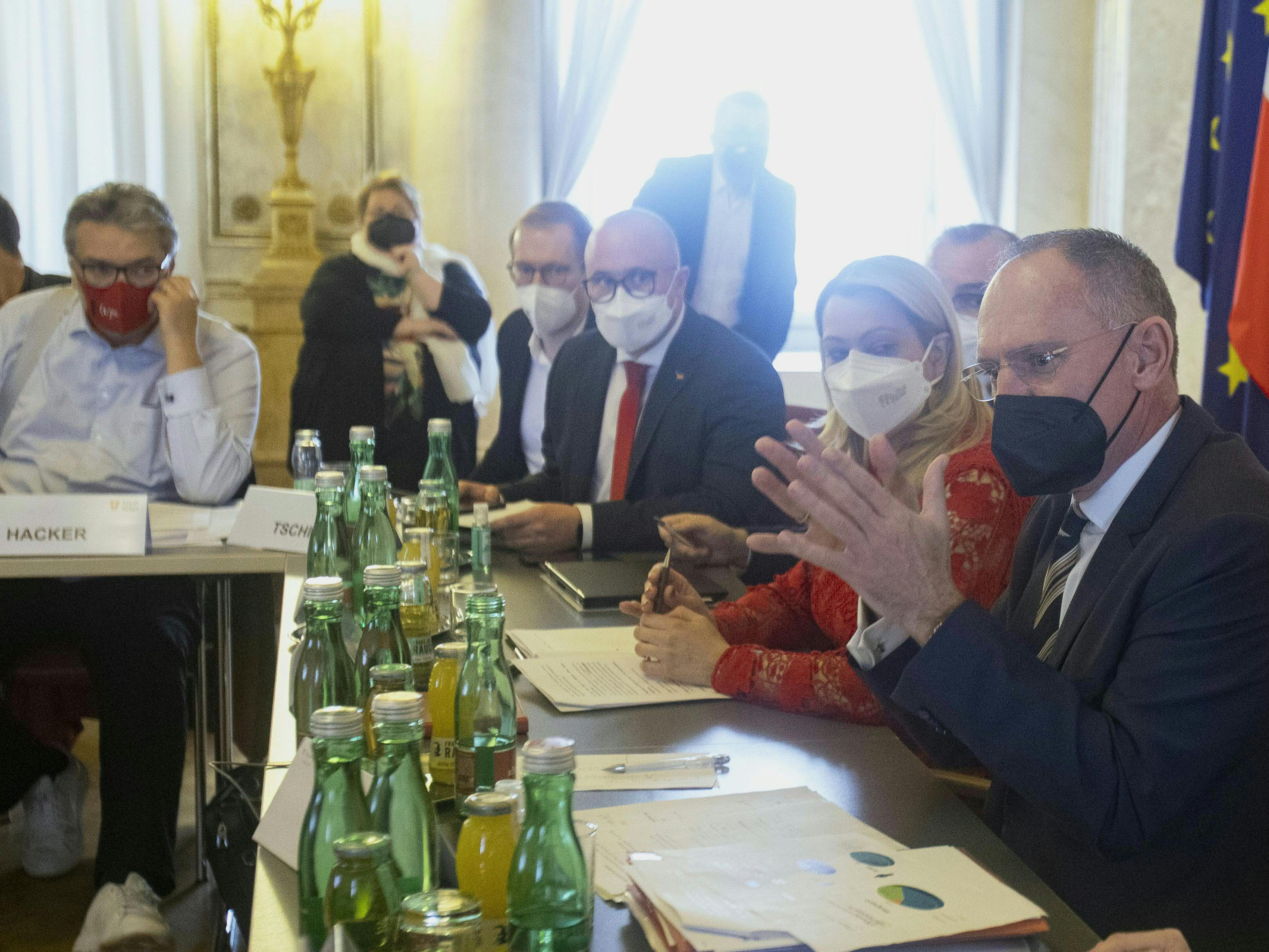 Ende März einigte sich die Konferenz der Landesflüchtlingsreferenten auf eine rückwirkende Erhöhung der Grundversorgung für Geflüchtete Ende März einigte sich die Konferenz der Landesflüchtlingsreferenten auf eine rückwirkende Erhöhung der Grundversorgung für Geflüchtete
