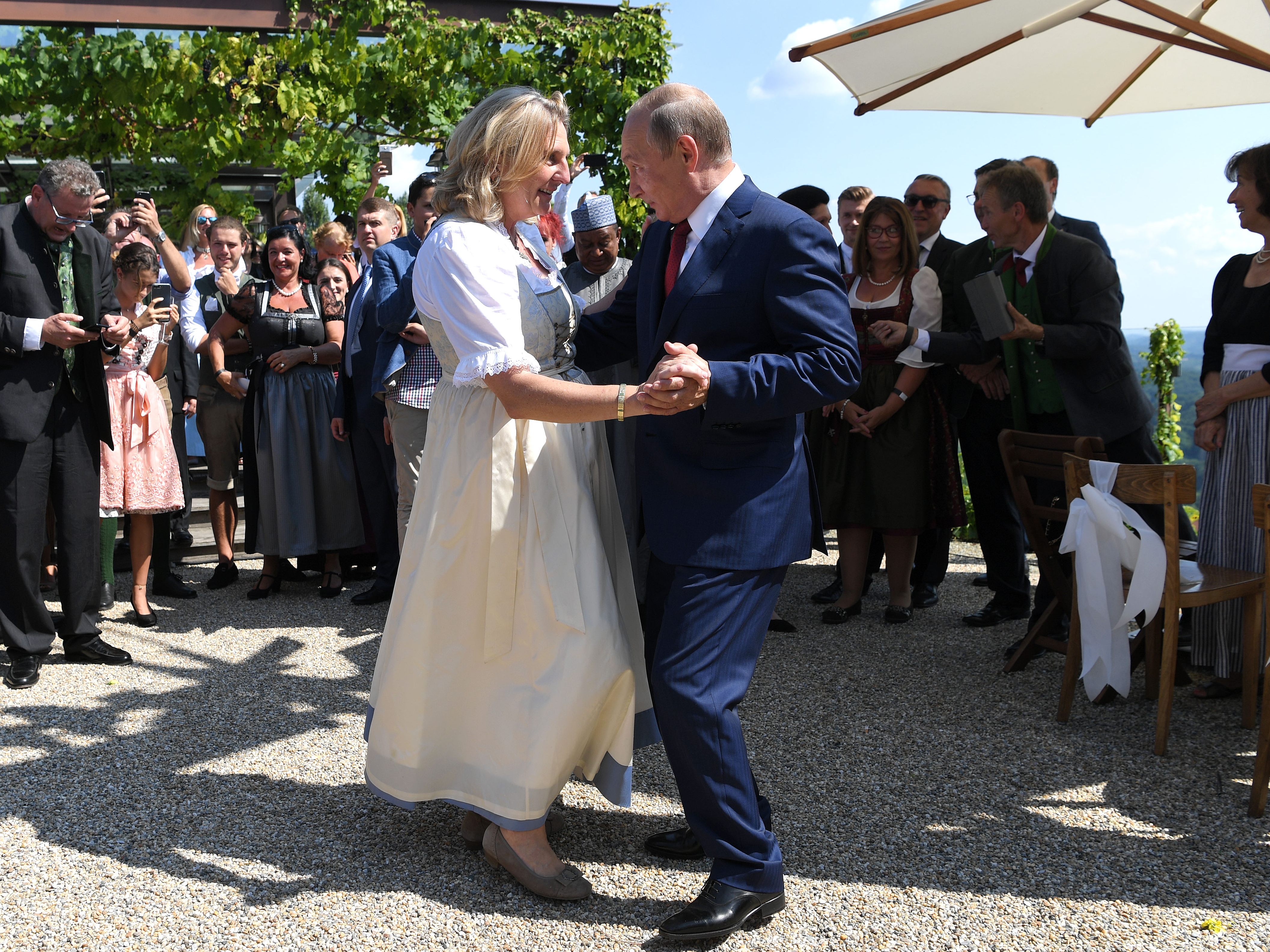 Die damalige Außenministerin Karin Kneissl (FPÖ) und der russische Präsident Wladimir Putin bei der Hochzeit von Karin Kneissl in Gamlitz.