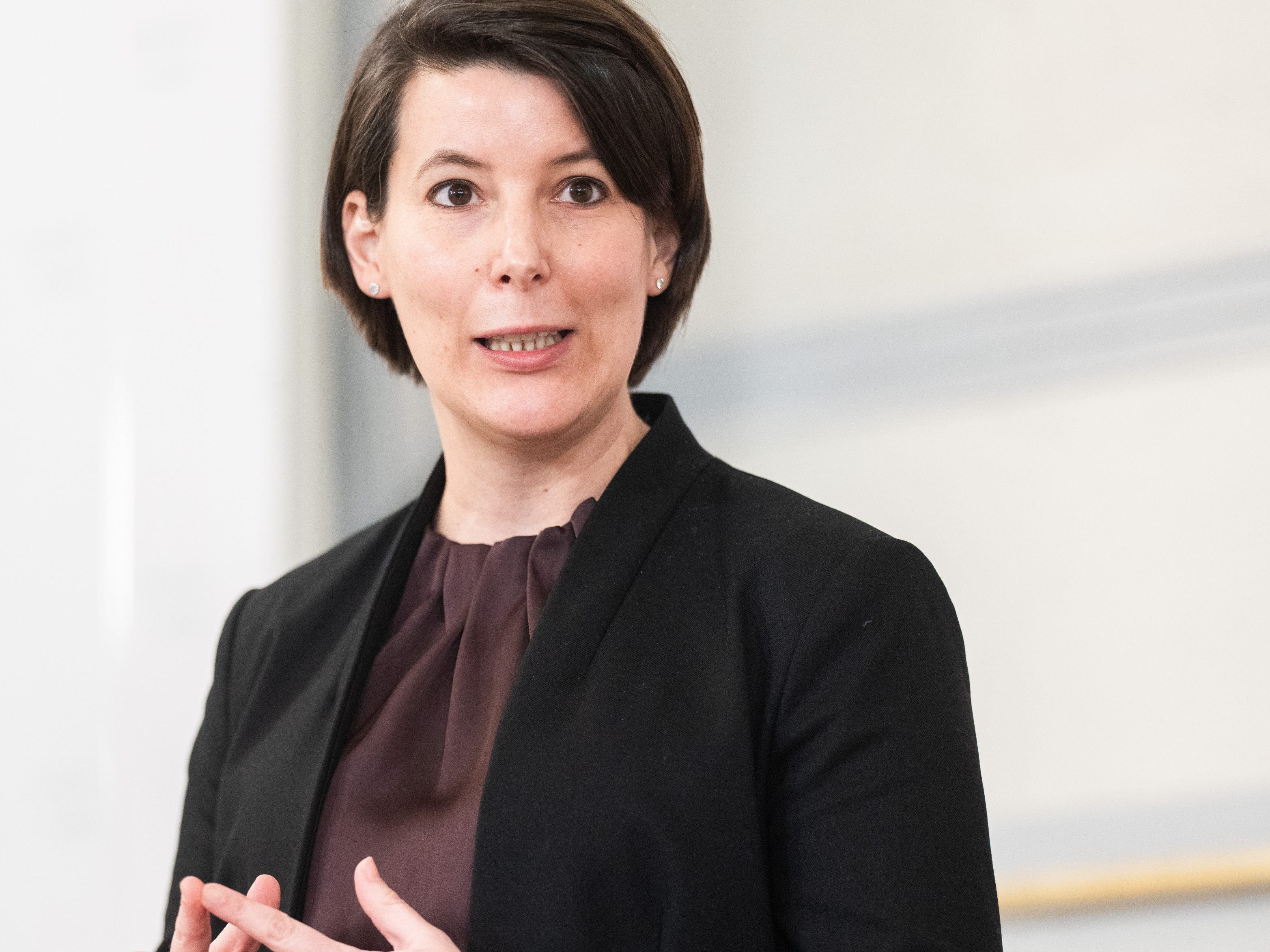 Die Gecko (im Bild Katharina Rauch) warnt vor den Risiken des Quarantäne-Endes. Die Gecko (im Bild Katharina Rauch) warnt vor den Risiken des Quarantäne-Endes.
