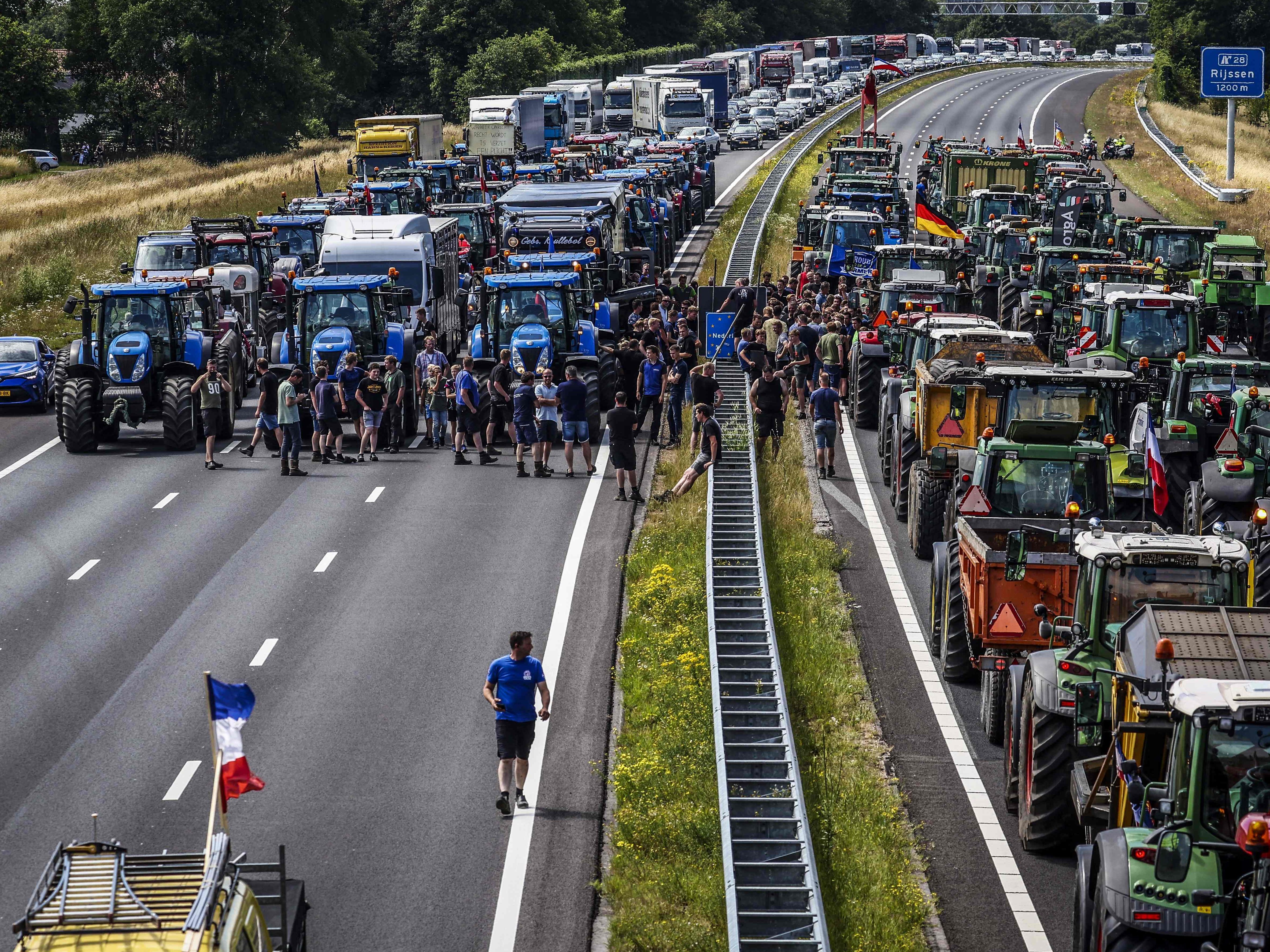 Proteste: Regierung ordnet drastische Reduzierung von Schadstoffen an.