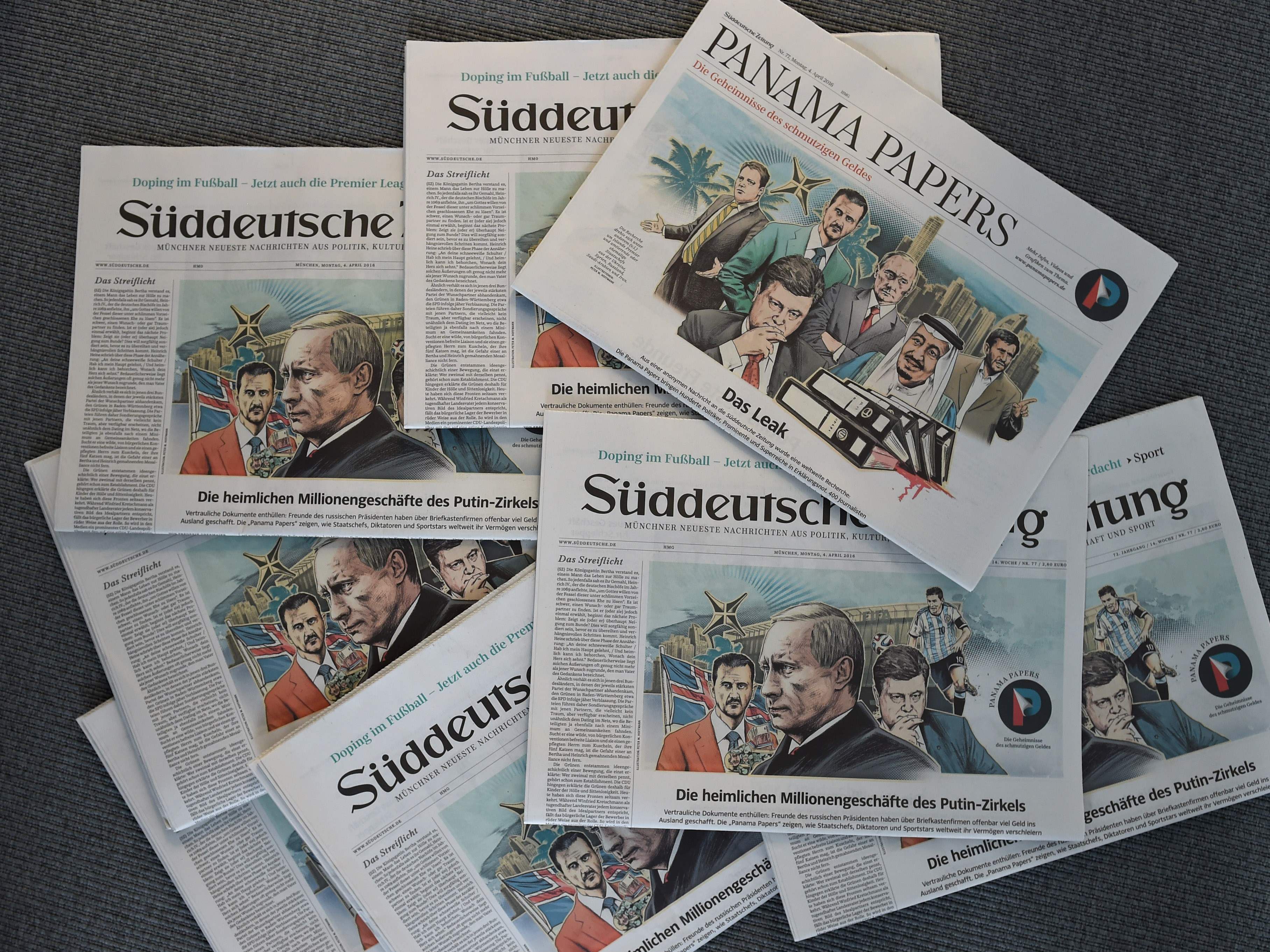 Das Foto zeigt mehrere Ausgaben der "Süddeutschen Zeitung" vom 4. April 2016 mit einem Aufmacher zu den "Panama Papers" und Illustrationen dazu von Künstler Peter M Hoffmann. Das Foto zeigt mehrere Ausgaben der "Süddeutschen Zeitung" vom 4. April 2016 mit einem Aufmacher zu den "Panama Papers" und Illustrationen dazu von Künstler Peter M Hoffmann.