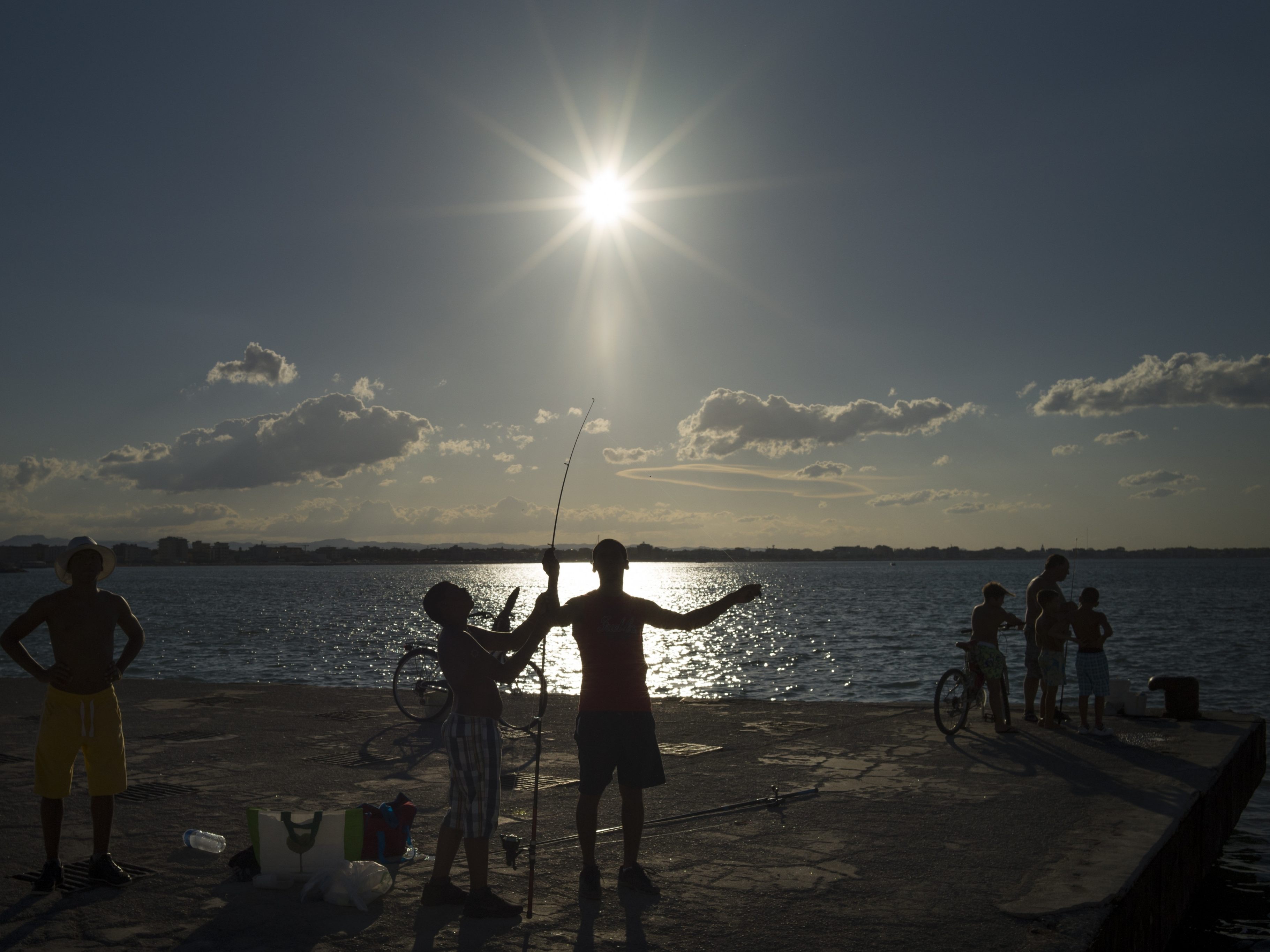 Am Strand von Rimini darf wieder gebadet werden.