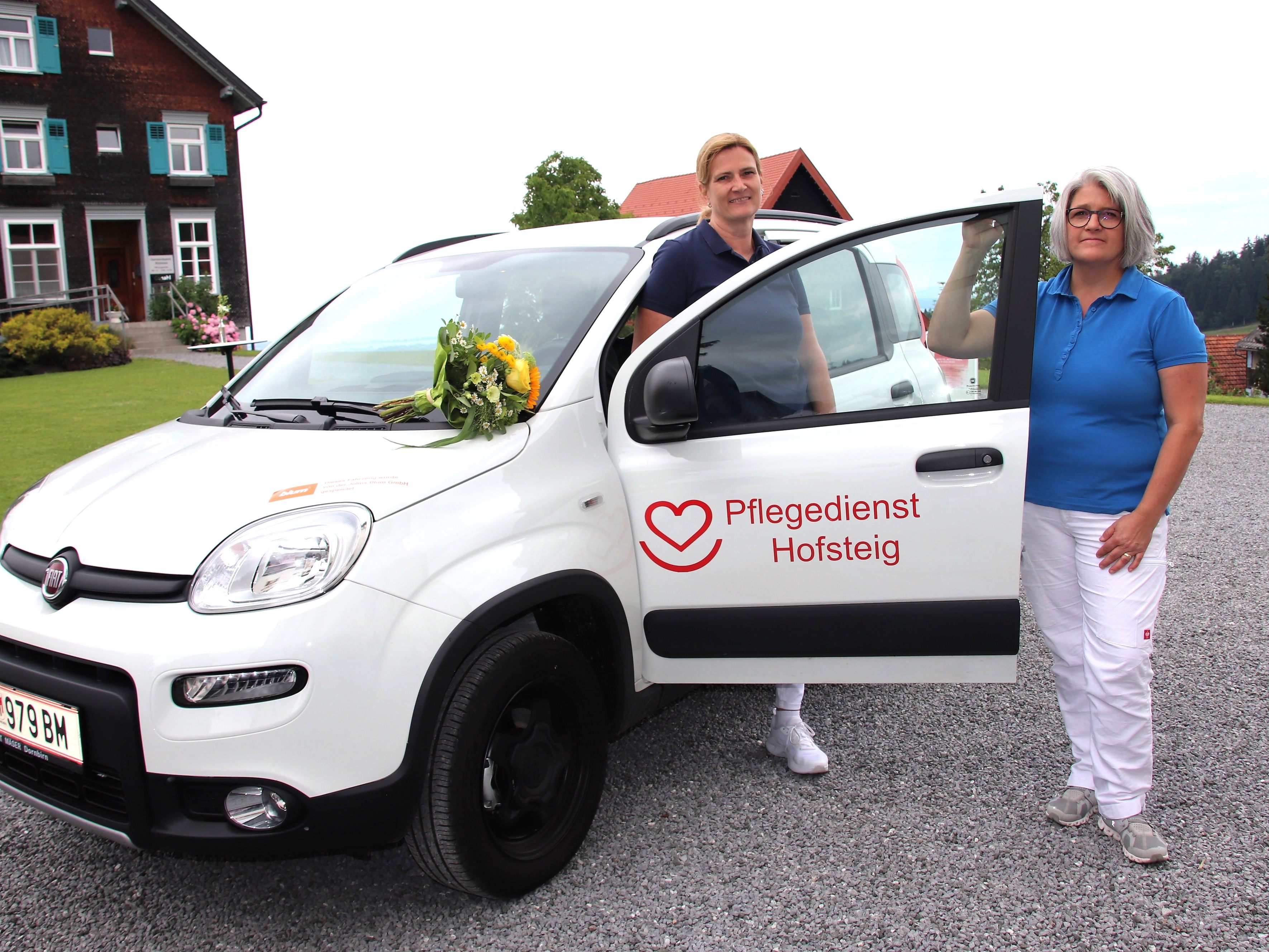 1)	Michaela Ostini und Brunhilde Wohlgenannt sind mit dem neuen Auto unterwegs.