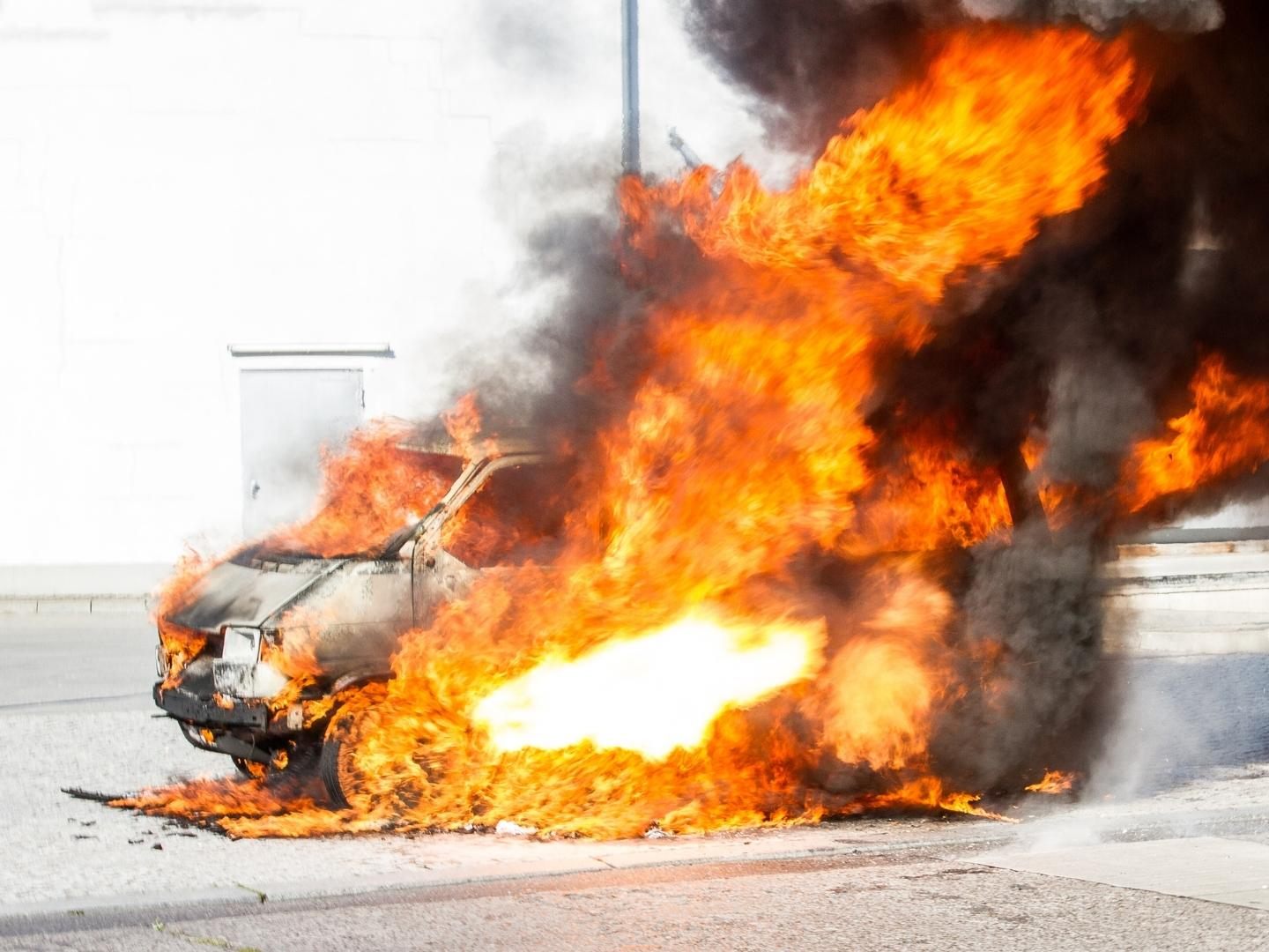 Das Auto ging buchstäblich in Flammen auf. (Symbolbild)