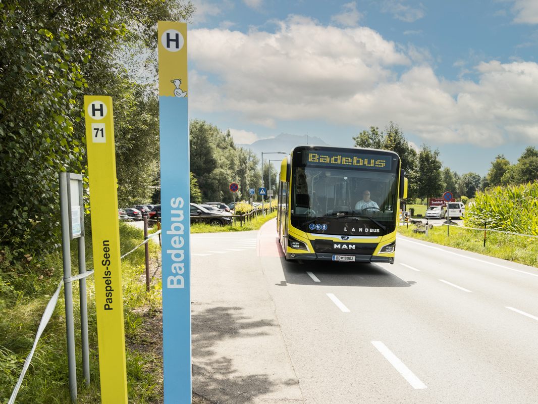 Der Badebus bringt Gäste direkt zu den Paspels-Seen. Tickets gibt es im Bus. Der Badebus bringt Gäste direkt zu den Paspels-Seen. Tickets gibt es im Bus.