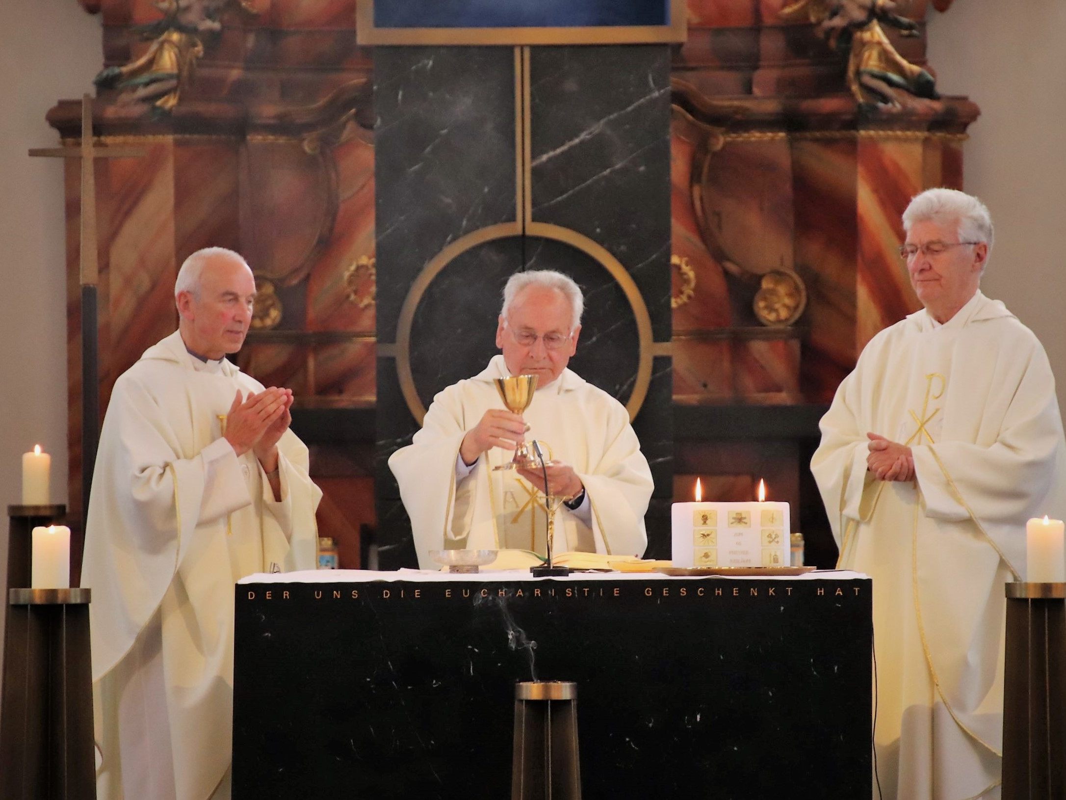 Ehrenreich Bereuter zelebrierte mit Paul Burtscher (li.) und Rudolf Bischof die Messe. Ehrenreich Bereuter zelebrierte mit Paul Burtscher (li.) und Rudolf Bischof die Messe.