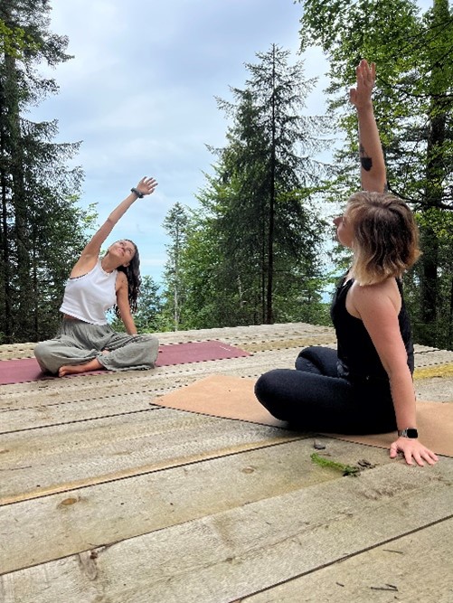 Es machte sehr viel Spaß, Yoga an der frischen Luft inmitten des Waldes auszuprobieren.