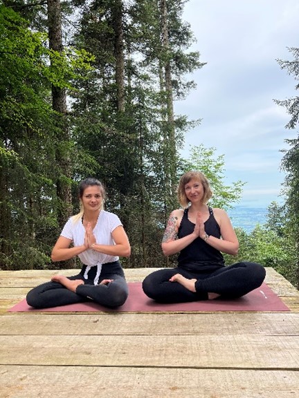 Unser Fazit: Wer einen „aktiven Sommer“ erleben möchte, sollte Wald-Yoga unbedingt ausprobieren.