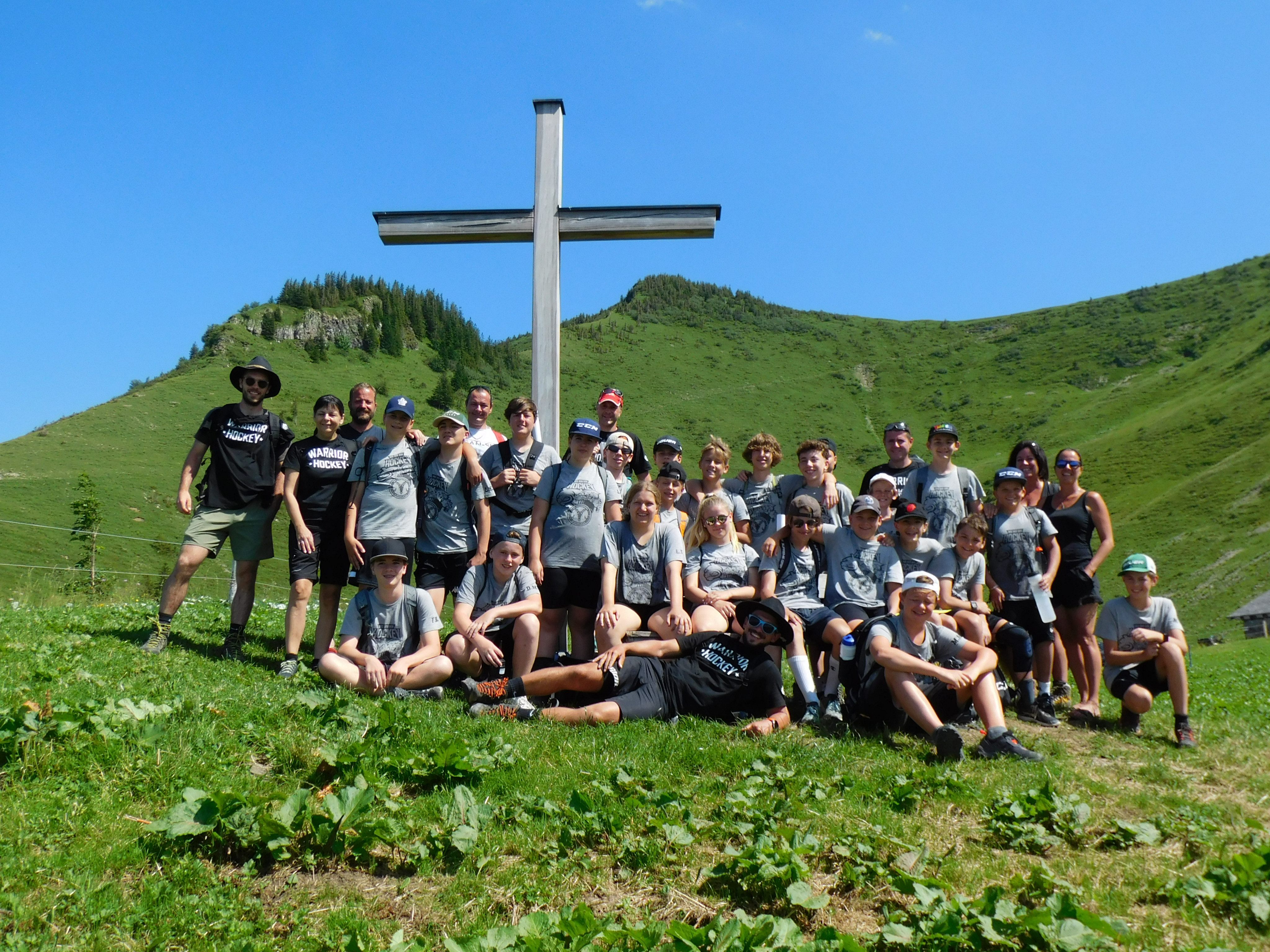Das U15-Team am Gipfelkreuz der Obersehren Alpe Das U15-Team am Gipfelkreuz der Obersehren Alpe