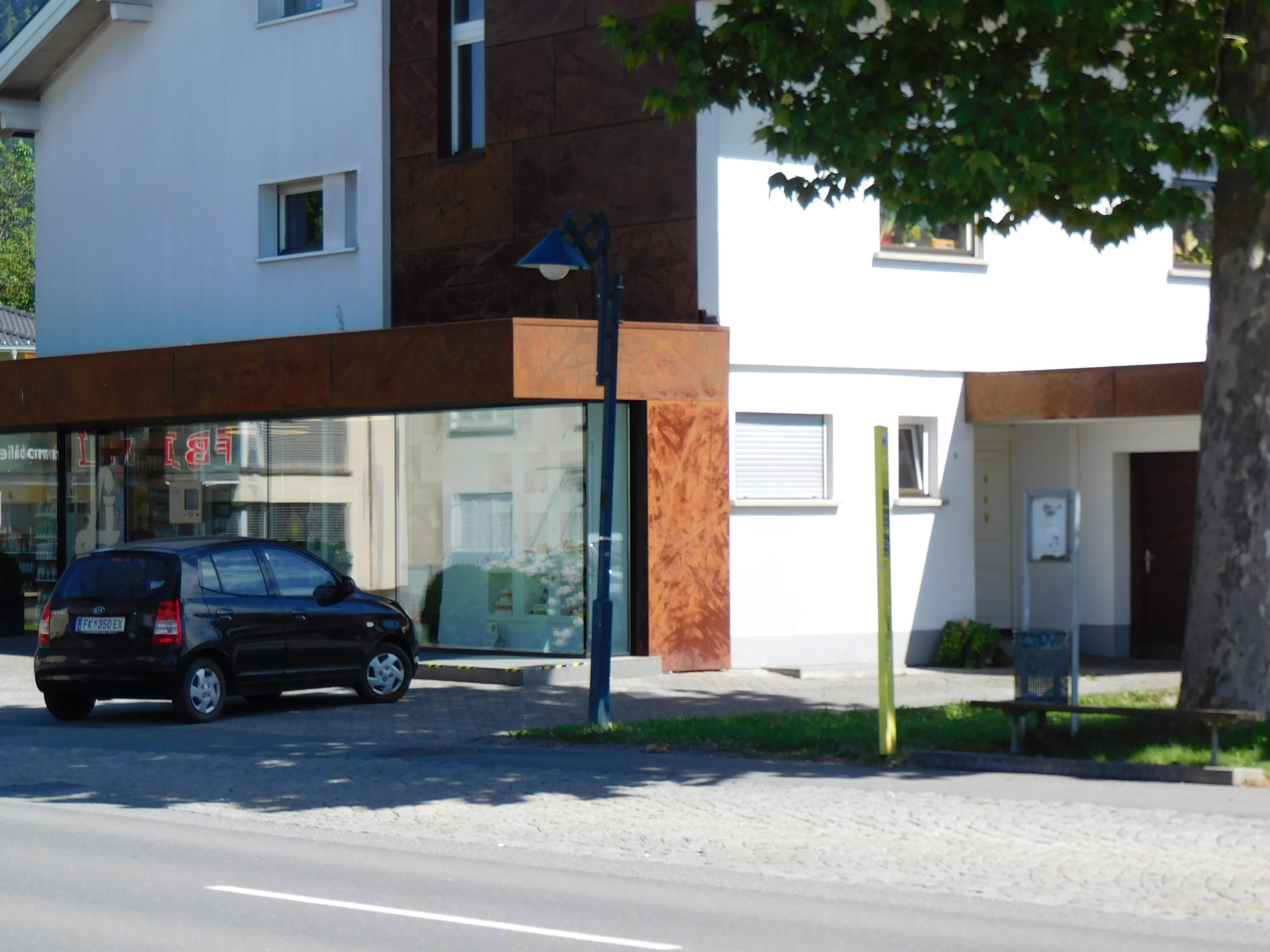 Schon seit Jahren wird über eine Überdachung bei der Bushaltestelle in der Achstraße diskutiert
