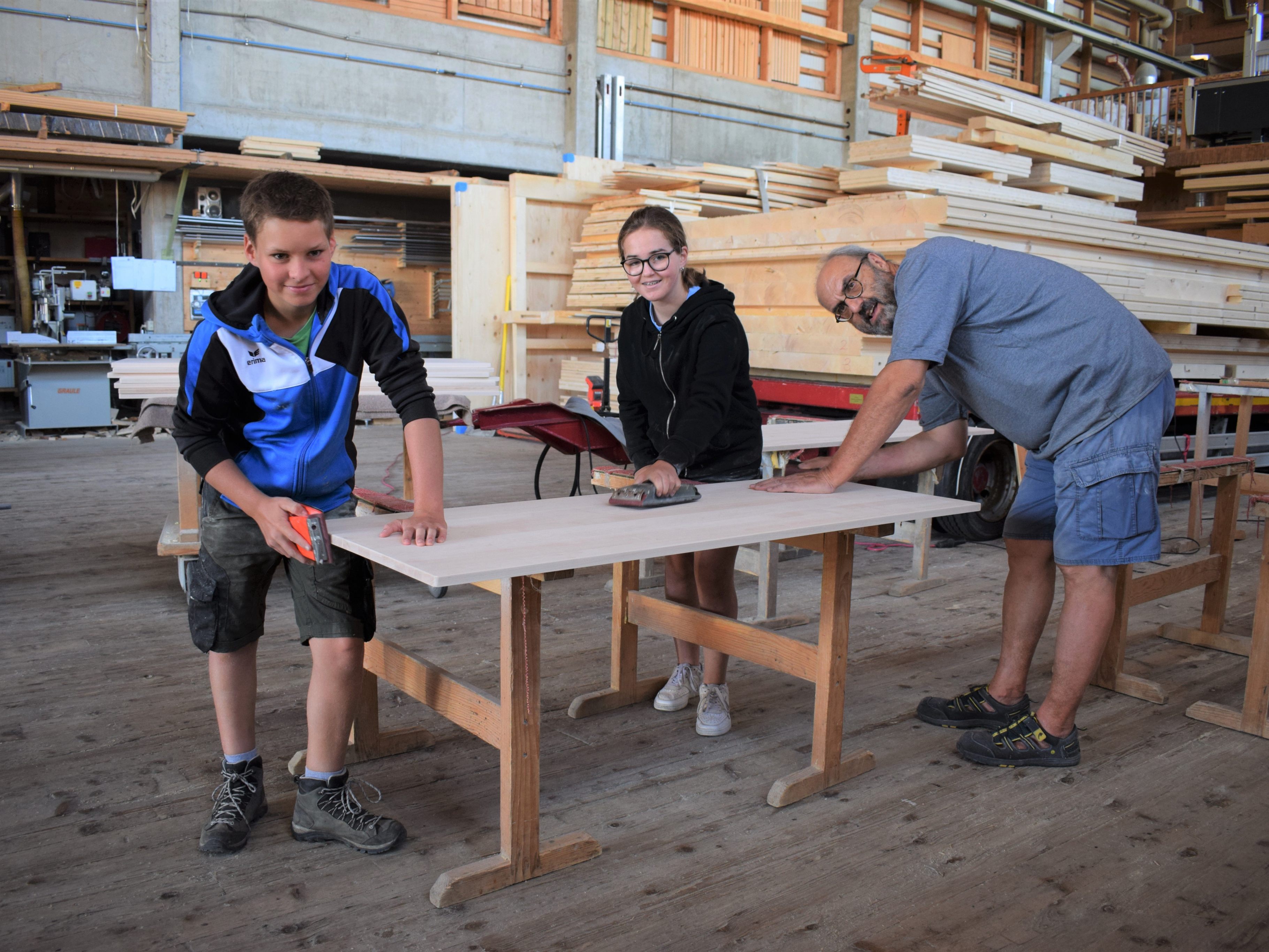Die Schülertische werden im Teamwork hergestellt: David, Lisa und Hanno Metzler.